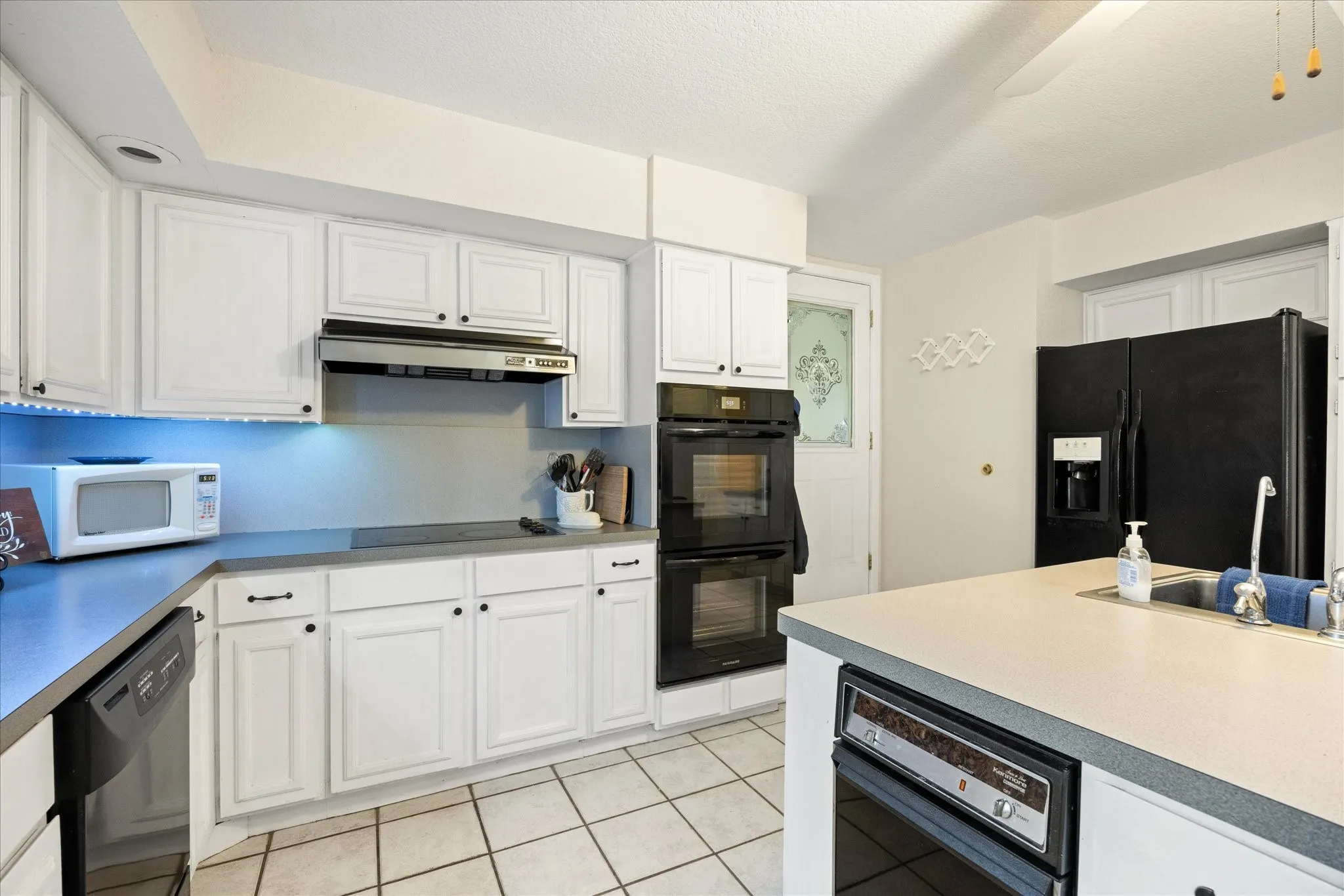 More kitchen.