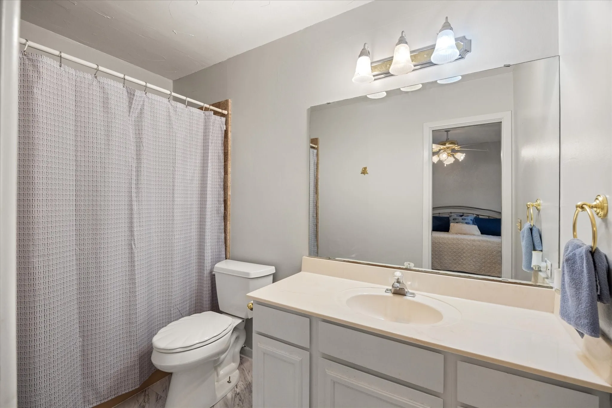 Third bedroom bath.