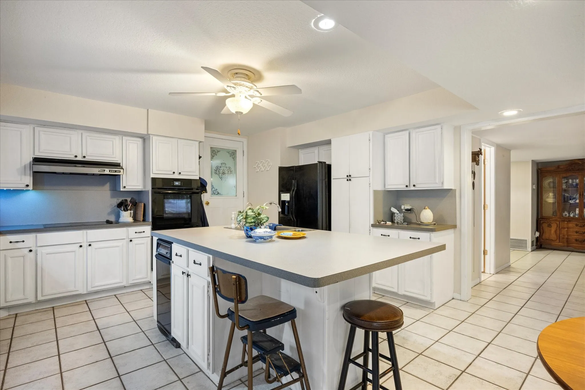 Another view of great kitchen.