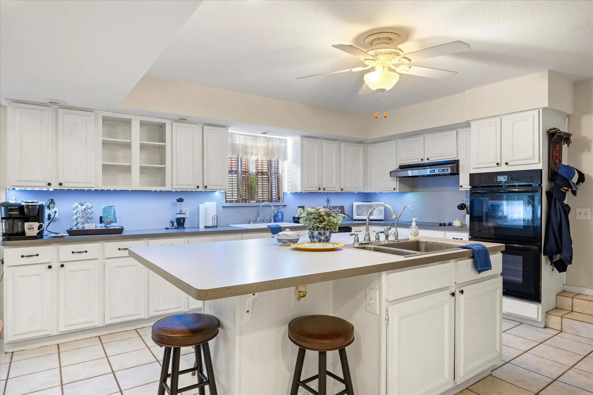 An outstanding large great kitchen.