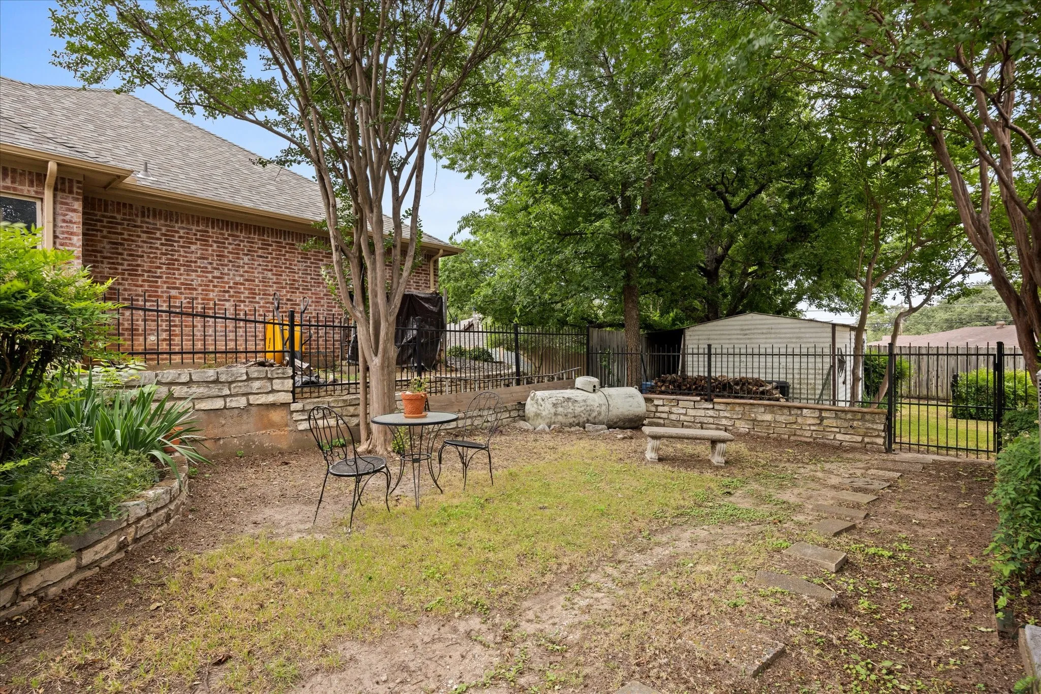 Very nice side yard.