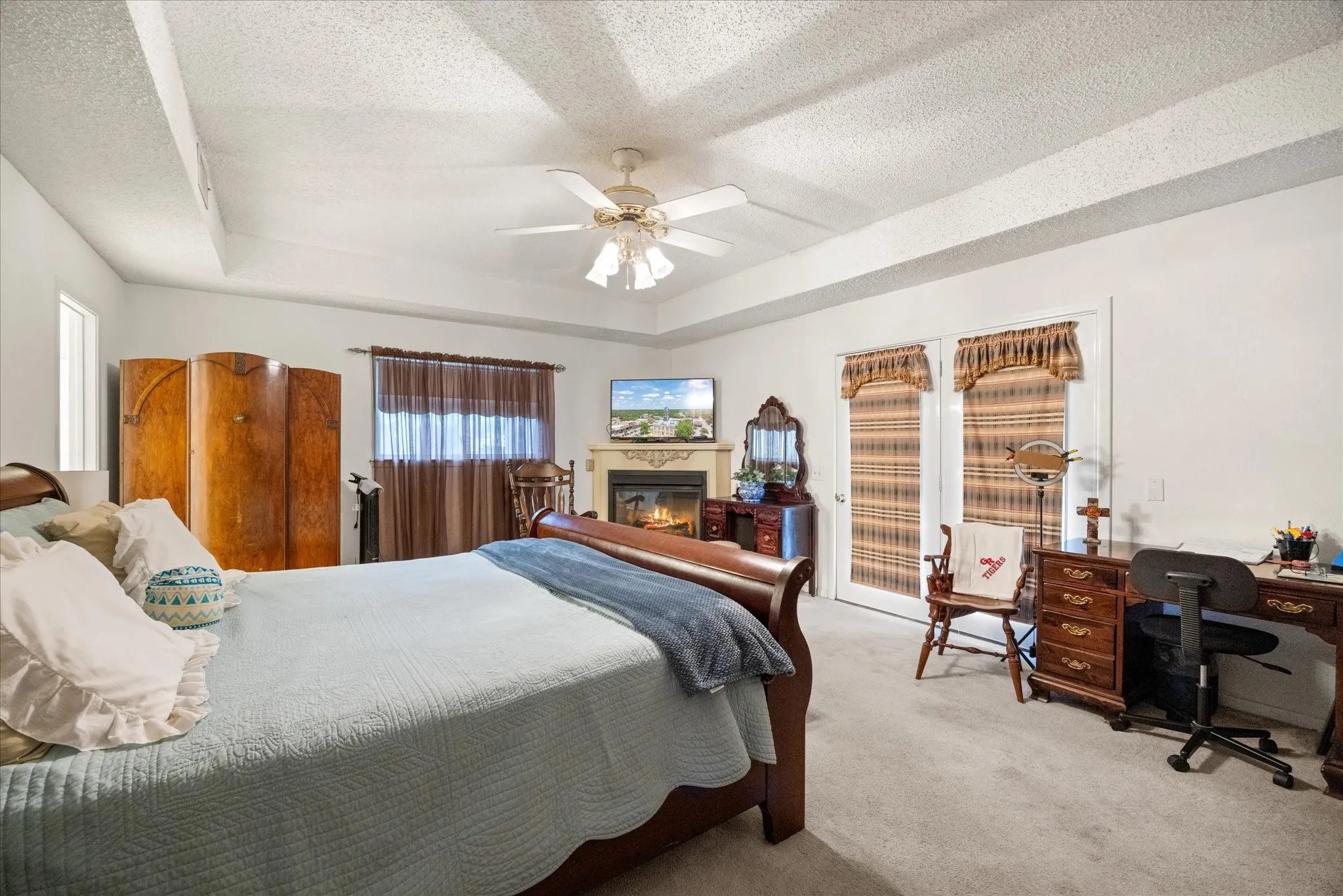 Nice size primary bedroom.