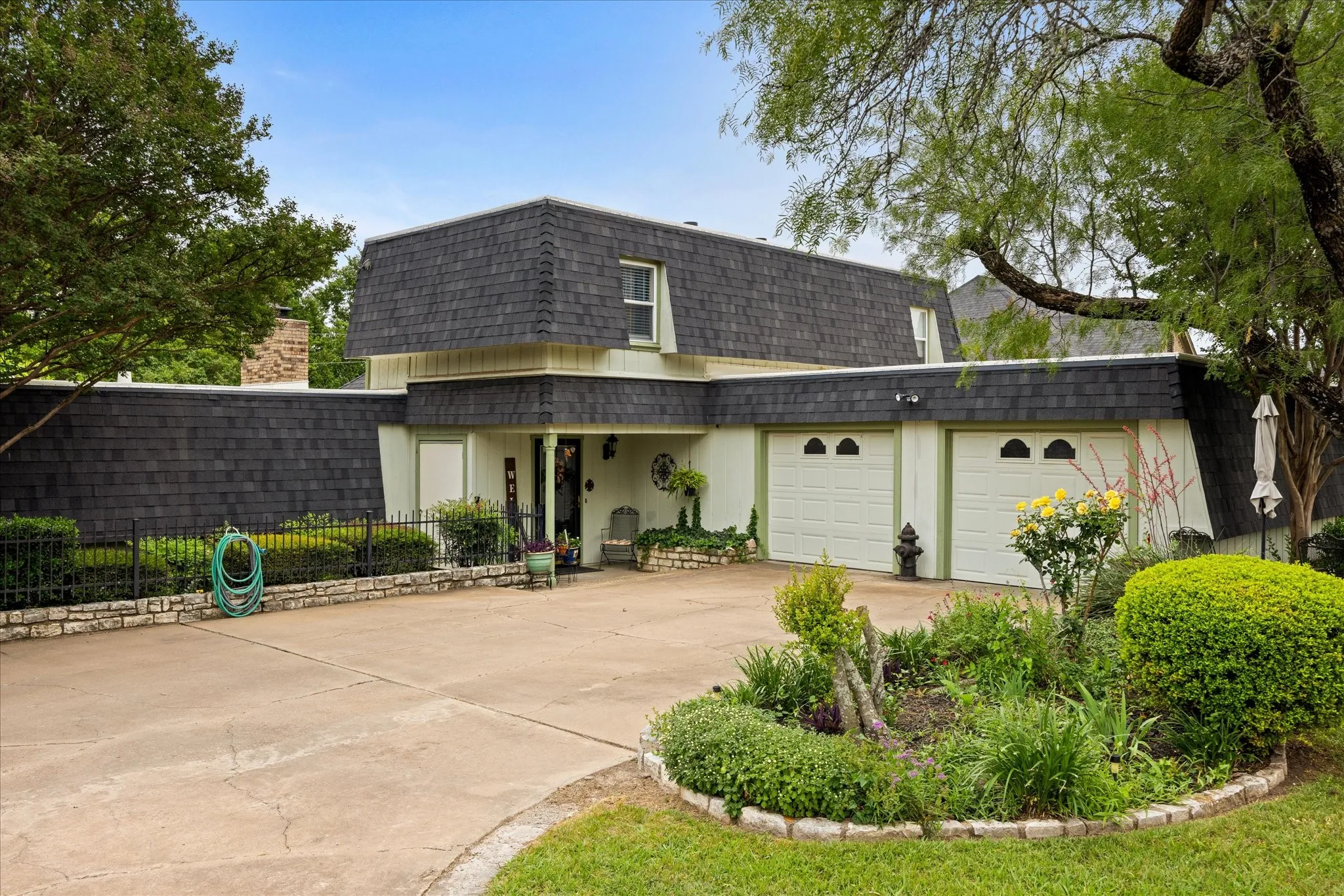 Single Family Residence For Sale in Hood County , 5007 Comanche Drive, Granbury, Texas 76049, 3 Bedroom, 4 Bathroom, 2 Garage spaces, 2,190 Sqft, built in 1969, mls#21272819, Real Estate Agent in Granbury, Homes For Sale in Hood county, Homes For Sale in Granbury, Realtor in Granbury Texas, Real Estate Brokerage Independent Realty Texas, Luminita Cordes Realtor
