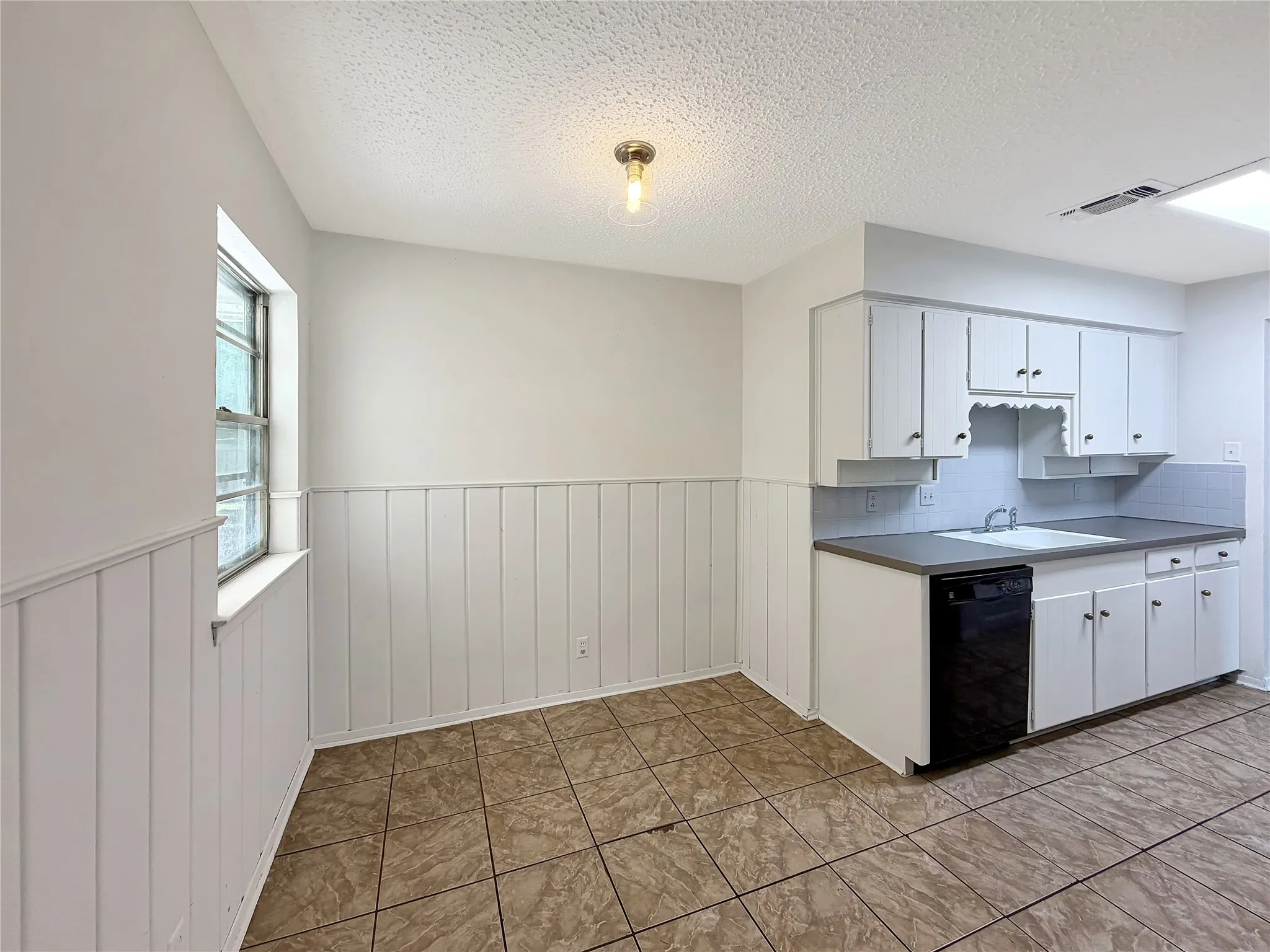 Single Family Residence For Sale in Tarrant County , 305 Deer Creek Road, Everman, Texas 76140, 3 Bedroom, 2 Bathroom, 2 Garage spaces, 1,404 Sqft, built in 1965, mls#21275700, Real Estate Agent in Everman, Homes For Sale in Tarrant county, Homes For Sale in Everman, Realtor in Everman Texas, Real Estate Brokerage Independent Realty Texas, Luminita Cordes Realtor