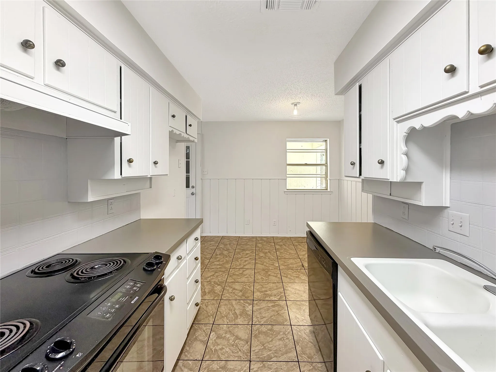 Single Family Residence For Sale in Tarrant County , 305 Deer Creek Road, Everman, Texas 76140, 3 Bedroom, 2 Bathroom, 2 Garage spaces, 1,404 Sqft, built in 1965, mls#21275700, Real Estate Agent in Everman, Homes For Sale in Tarrant county, Homes For Sale in Everman, Realtor in Everman Texas, Real Estate Brokerage Independent Realty Texas, Luminita Cordes Realtor