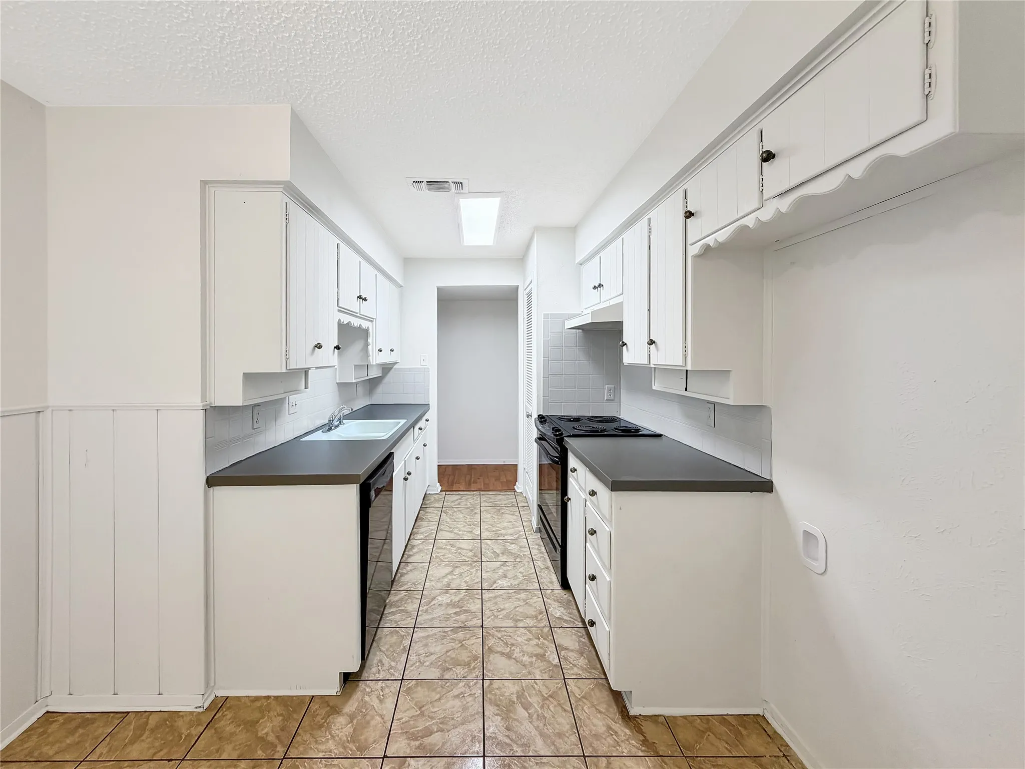 Single Family Residence For Sale in Tarrant County , 305 Deer Creek Road, Everman, Texas 76140, 3 Bedroom, 2 Bathroom, 2 Garage spaces, 1,404 Sqft, built in 1965, mls#21275700, Real Estate Agent in Everman, Homes For Sale in Tarrant county, Homes For Sale in Everman, Realtor in Everman Texas, Real Estate Brokerage Independent Realty Texas, Luminita Cordes Realtor