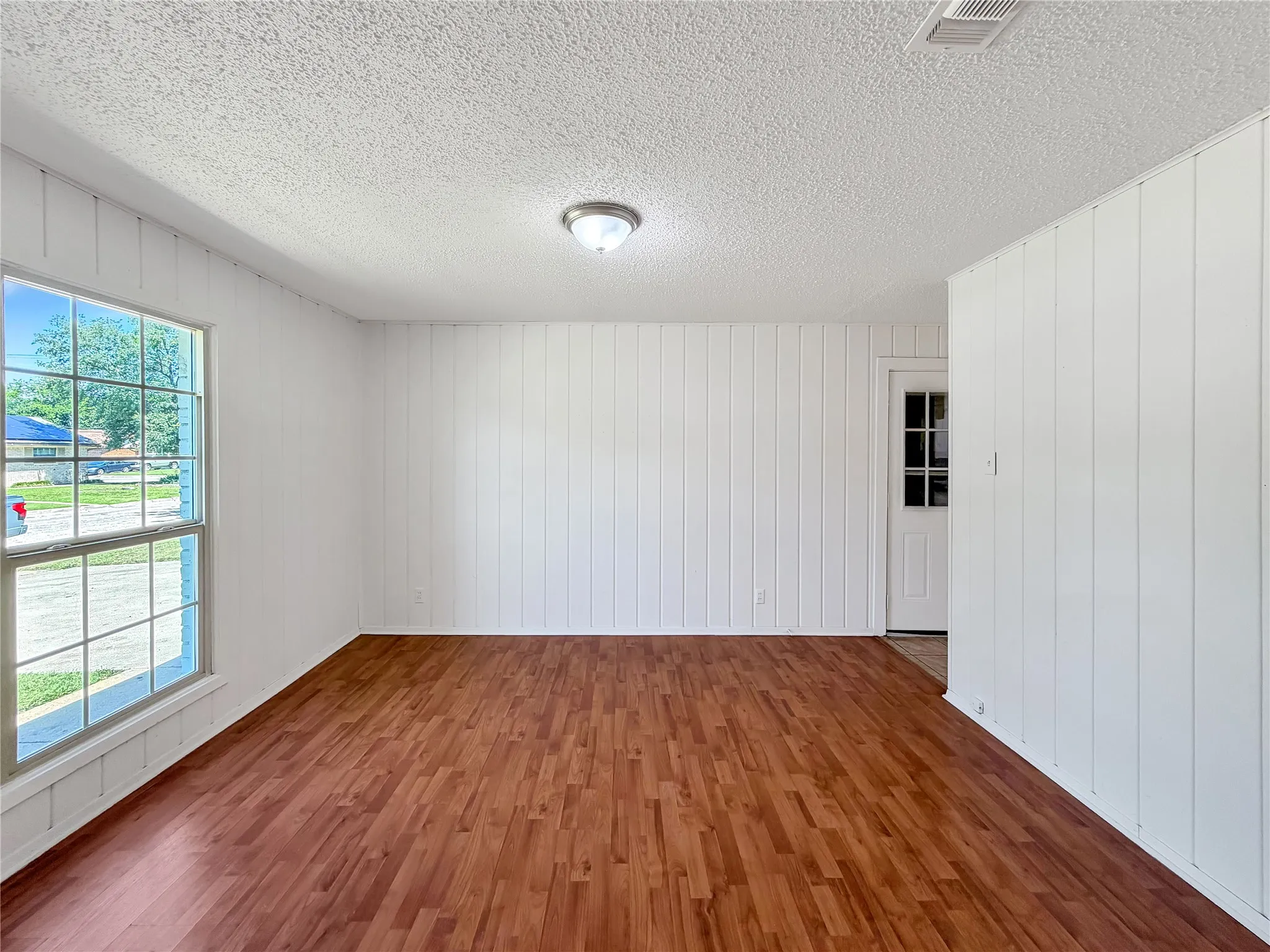 Single Family Residence For Sale in Tarrant County , 305 Deer Creek Road, Everman, Texas 76140, 3 Bedroom, 2 Bathroom, 2 Garage spaces, 1,404 Sqft, built in 1965, mls#21275700, Real Estate Agent in Everman, Homes For Sale in Tarrant county, Homes For Sale in Everman, Realtor in Everman Texas, Real Estate Brokerage Independent Realty Texas, Luminita Cordes Realtor