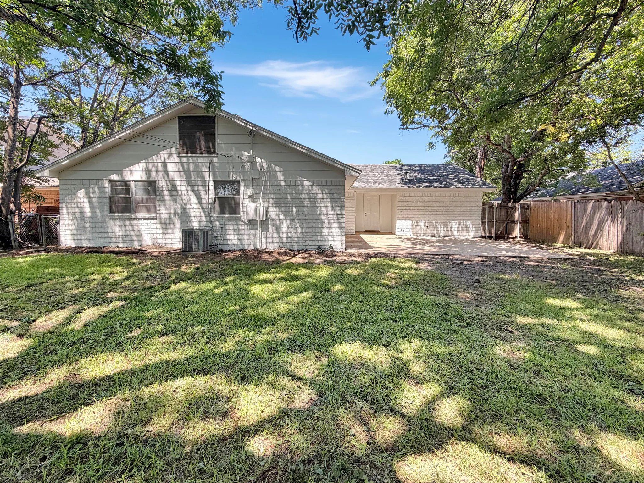 Single Family Residence For Sale in Tarrant County , 305 Deer Creek Road, Everman, Texas 76140, 3 Bedroom, 2 Bathroom, 2 Garage spaces, 1,404 Sqft, built in 1965, mls#21275700, Real Estate Agent in Everman, Homes For Sale in Tarrant county, Homes For Sale in Everman, Realtor in Everman Texas, Real Estate Brokerage Independent Realty Texas, Luminita Cordes Realtor