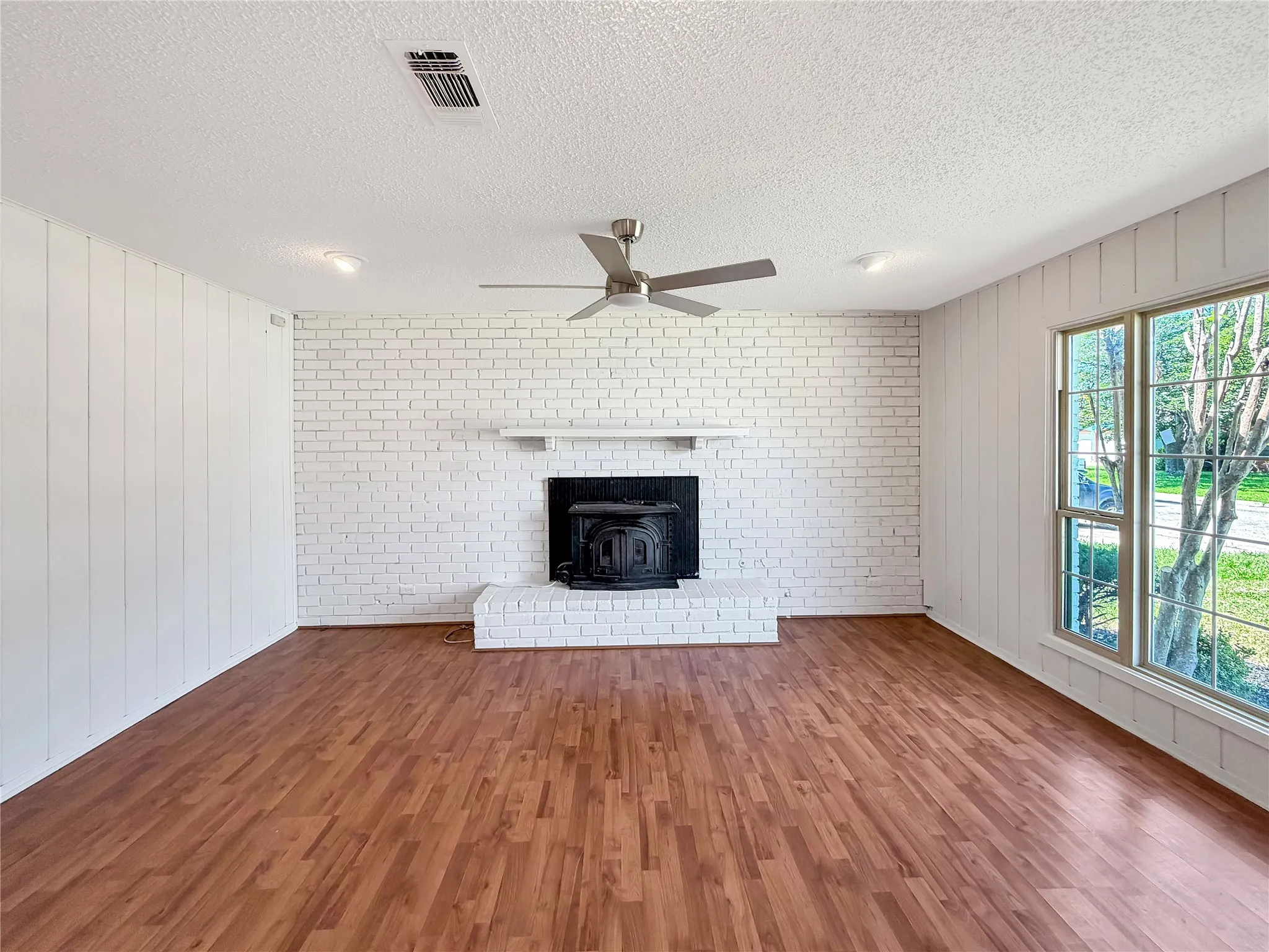 Single Family Residence For Sale in Tarrant County , 305 Deer Creek Road, Everman, Texas 76140, 3 Bedroom, 2 Bathroom, 2 Garage spaces, 1,404 Sqft, built in 1965, mls#21275700, Real Estate Agent in Everman, Homes For Sale in Tarrant county, Homes For Sale in Everman, Realtor in Everman Texas, Real Estate Brokerage Independent Realty Texas, Luminita Cordes Realtor