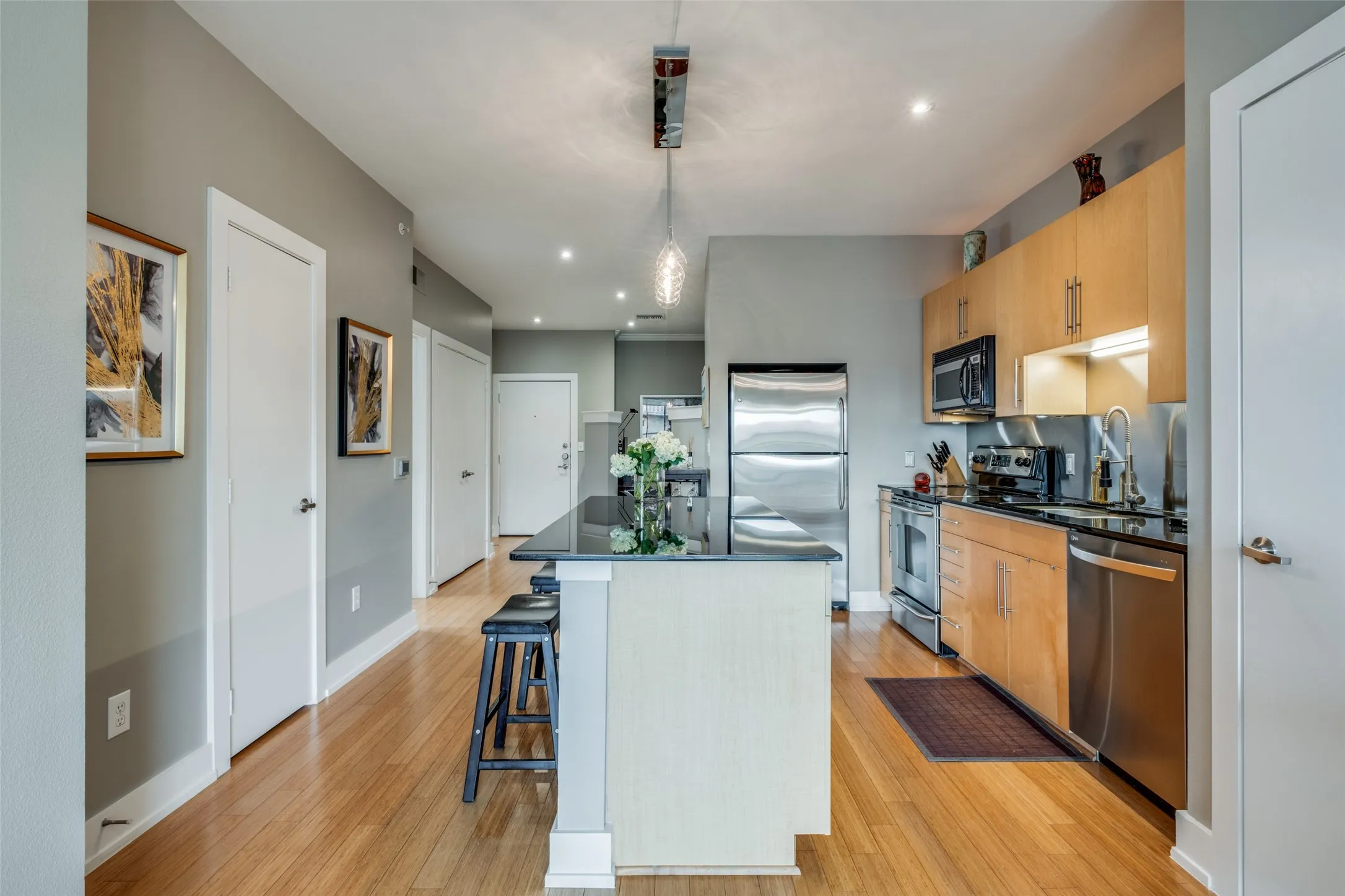 Condominium For Rent in Dallas County , 4333 Gilbert Avenue 321, Dallas, Texas 75219, 1 Bedroom, 1 Bathroom, 1 Garage spaces, 1,100 Sqft, built in 2004, mls#21275531, Real Estate Agent in Dallas, Homes For Rent in Dallas county, Homes For Rent in Dallas, Realtor in Dallas Texas, Real Estate Brokerage Independent Realty Texas, Luminita Cordes Realtor