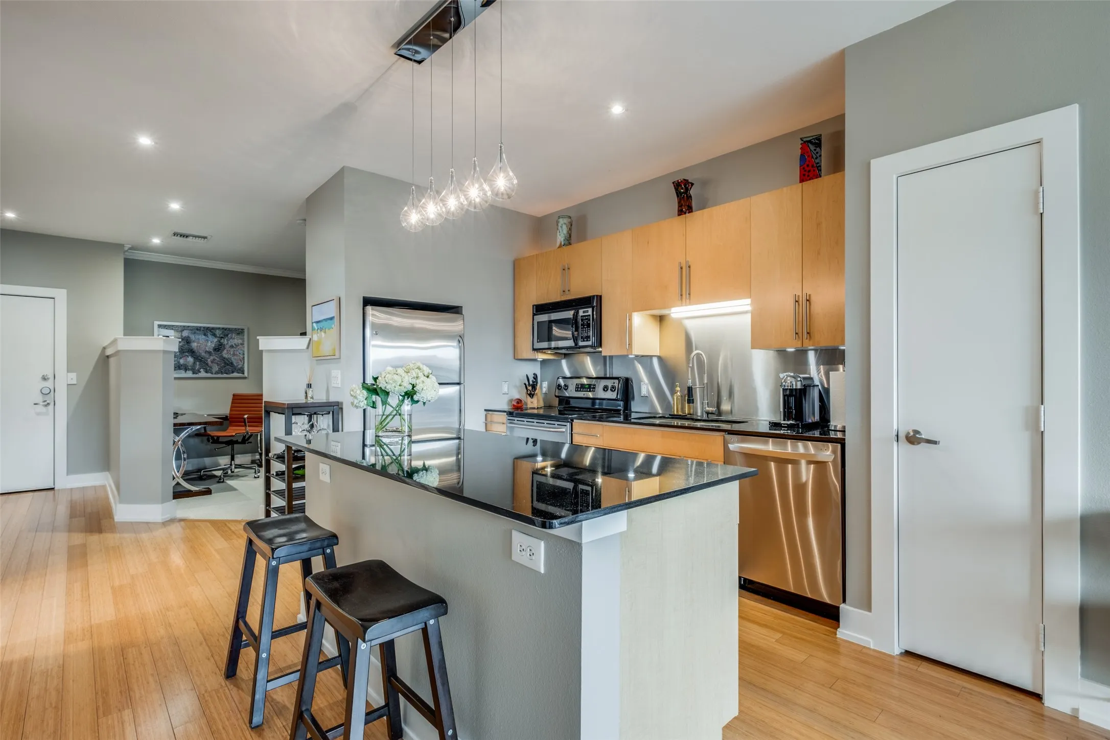 Condominium For Rent in Dallas County , 4333 Gilbert Avenue 321, Dallas, Texas 75219, 1 Bedroom, 1 Bathroom, 1 Garage spaces, 1,100 Sqft, built in 2004, mls#21275531, Real Estate Agent in Dallas, Homes For Rent in Dallas county, Homes For Rent in Dallas, Realtor in Dallas Texas, Real Estate Brokerage Independent Realty Texas, Luminita Cordes Realtor