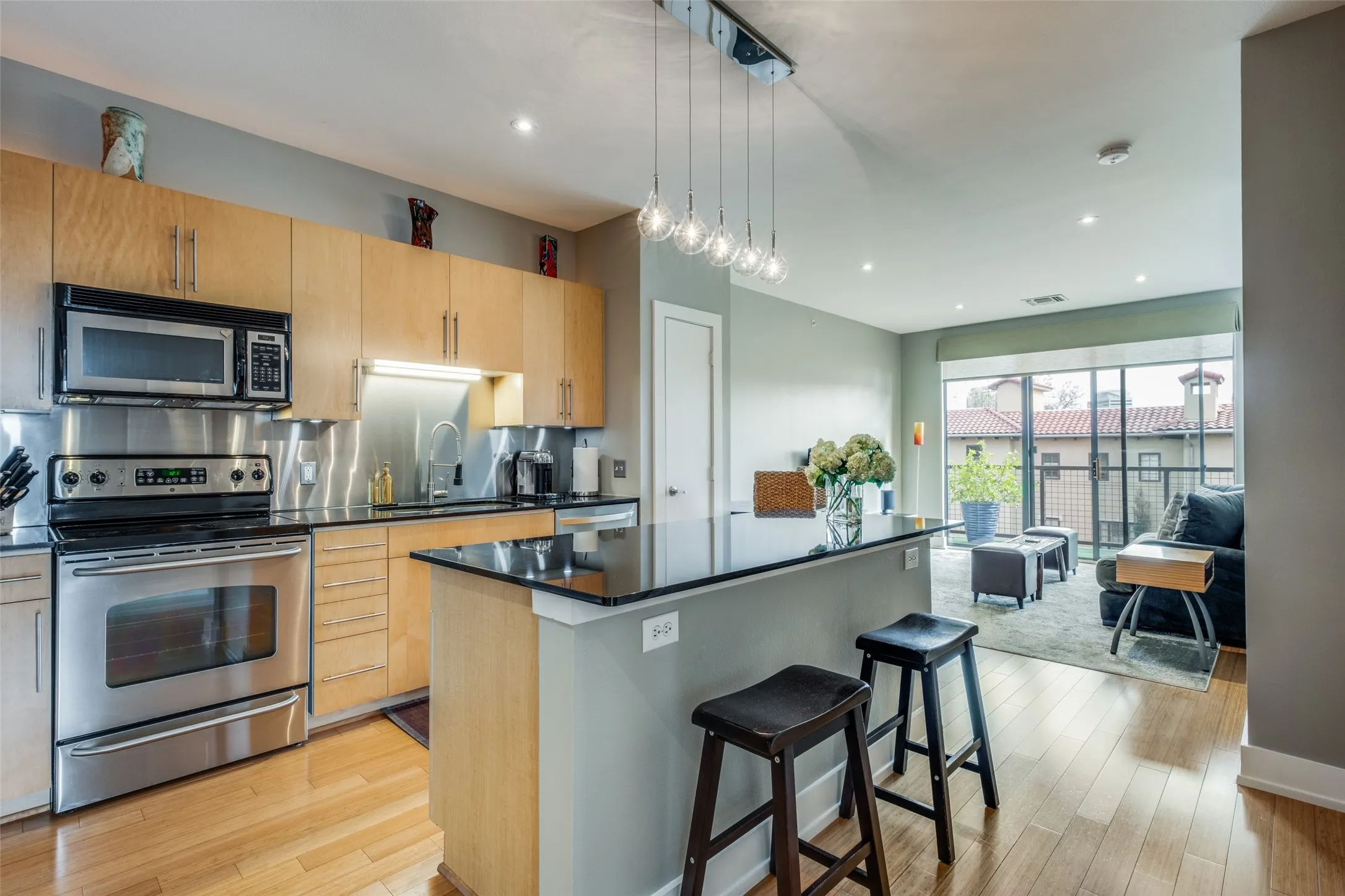 Condominium For Rent in Dallas County , 4333 Gilbert Avenue 321, Dallas, Texas 75219, 1 Bedroom, 1 Bathroom, 1 Garage spaces, 1,100 Sqft, built in 2004, mls#21275531, Real Estate Agent in Dallas, Homes For Rent in Dallas county, Homes For Rent in Dallas, Realtor in Dallas Texas, Real Estate Brokerage Independent Realty Texas, Luminita Cordes Realtor