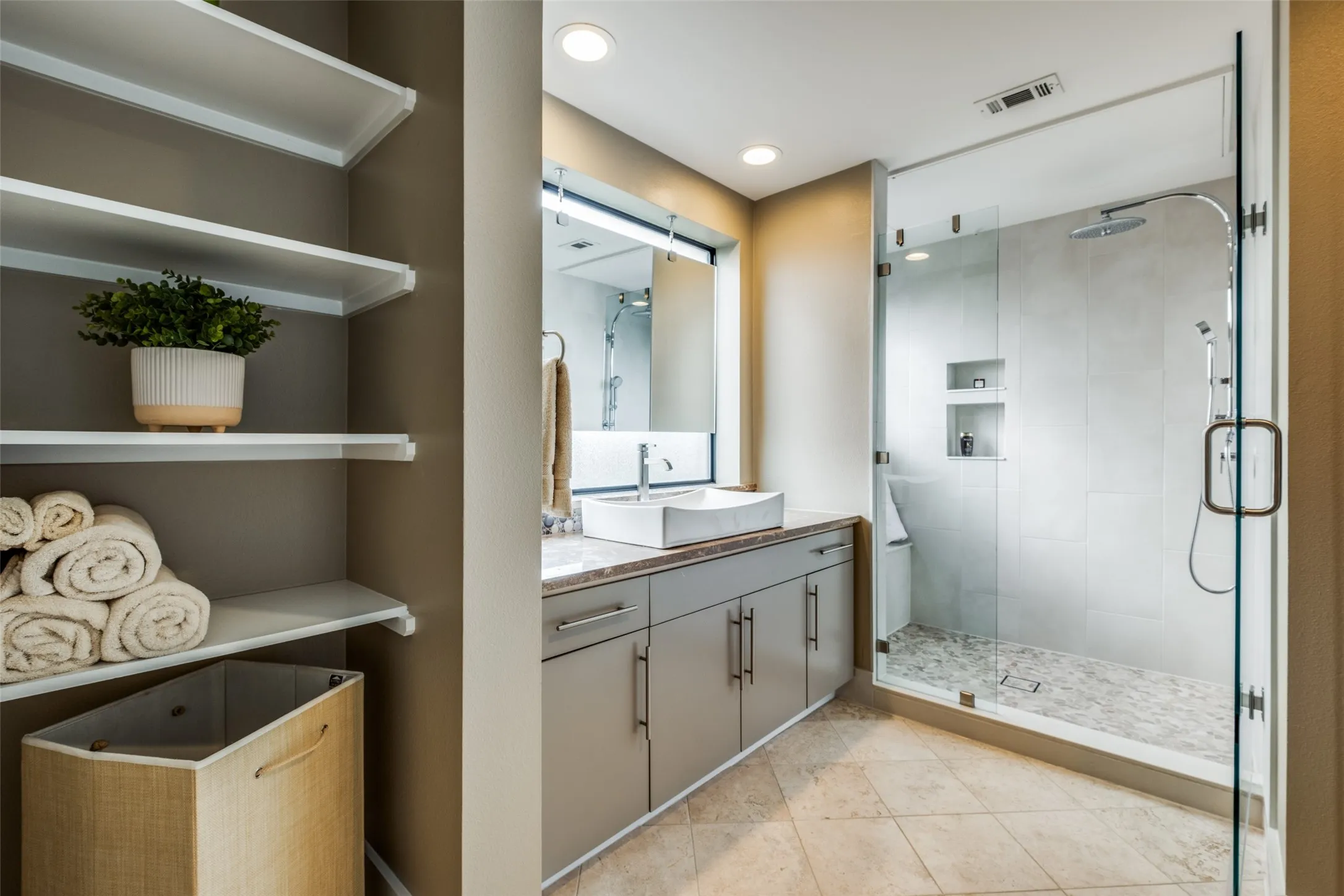 Condominium For Rent in Dallas County , 4333 Gilbert Avenue 321, Dallas, Texas 75219, 1 Bedroom, 1 Bathroom, 1 Garage spaces, 1,100 Sqft, built in 2004, mls#21275531, Real Estate Agent in Dallas, Homes For Rent in Dallas county, Homes For Rent in Dallas, Realtor in Dallas Texas, Real Estate Brokerage Independent Realty Texas, Luminita Cordes Realtor