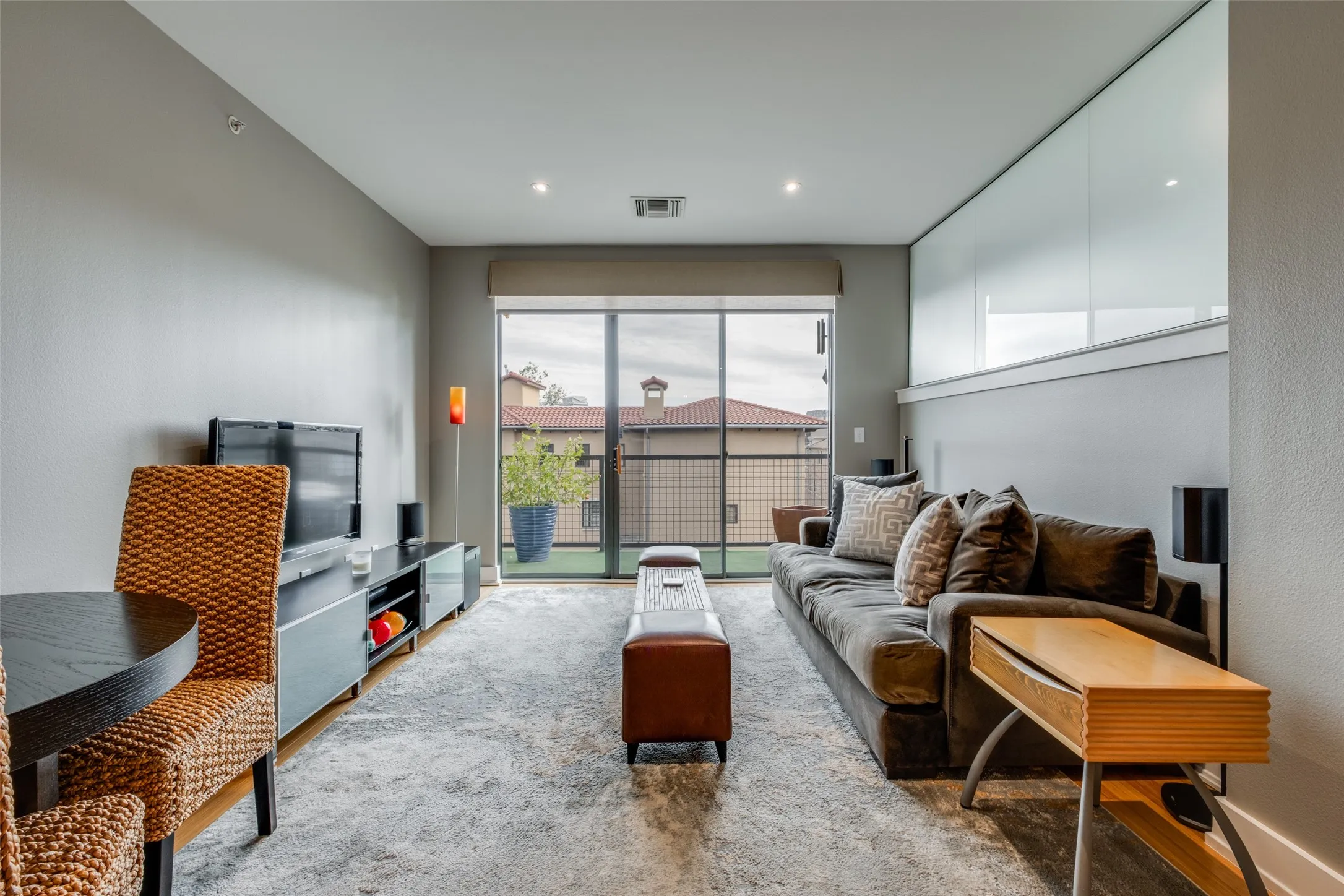 Condominium For Rent in Dallas County , 4333 Gilbert Avenue 321, Dallas, Texas 75219, 1 Bedroom, 1 Bathroom, 1 Garage spaces, 1,100 Sqft, built in 2004, mls#21275531, Real Estate Agent in Dallas, Homes For Rent in Dallas county, Homes For Rent in Dallas, Realtor in Dallas Texas, Real Estate Brokerage Independent Realty Texas, Luminita Cordes Realtor