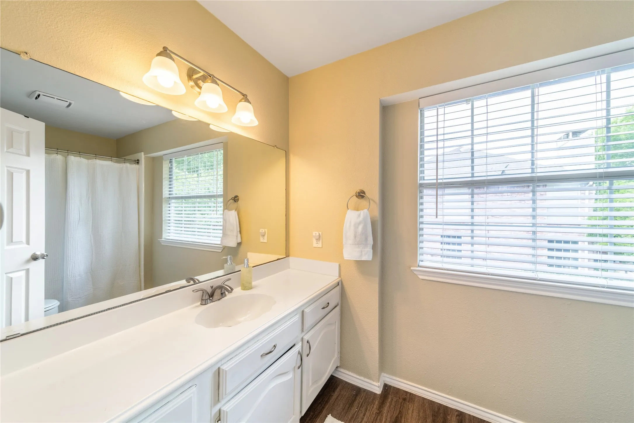 2nd floor shared full bathroom