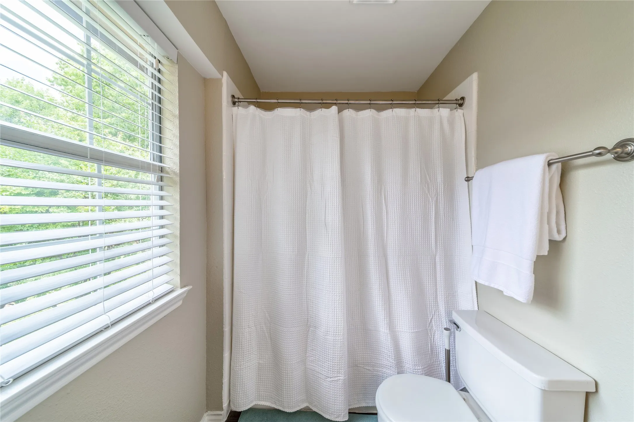 2nd floor shared full bathroom