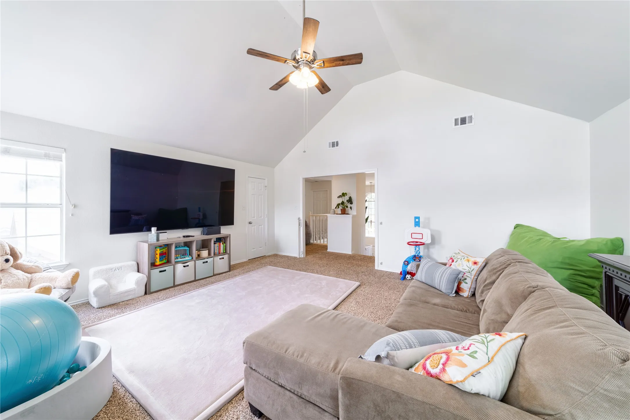 Oversized 2nd floor family room
