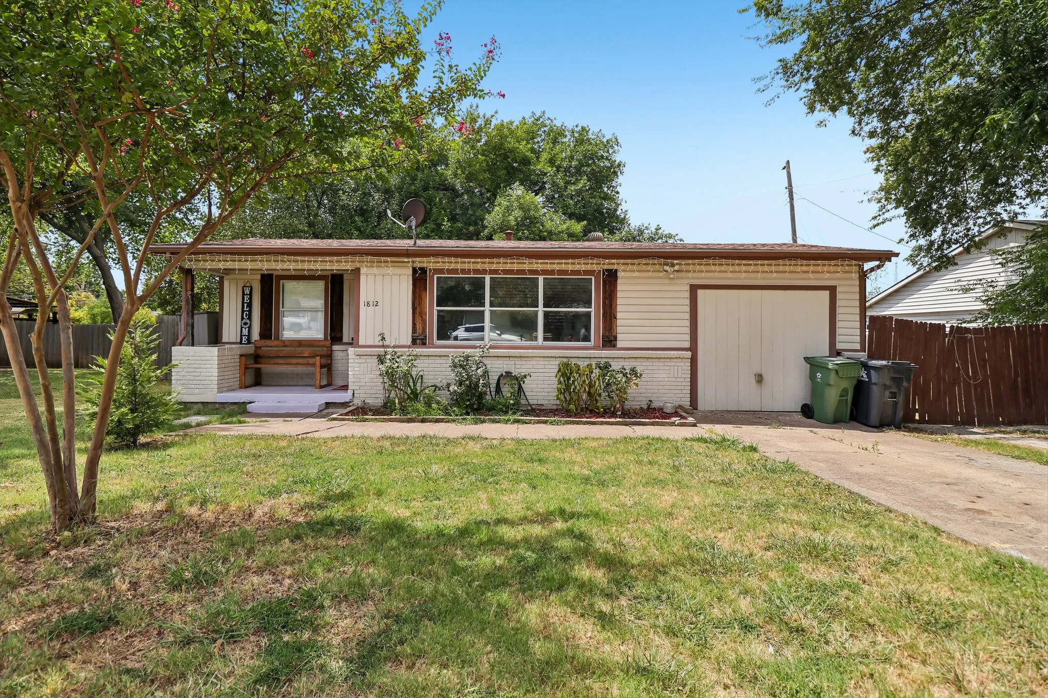 Single Family Residence For Sale in Tarrant County , 1812 Melissa Street, Arlington, Texas 76010, 3 Bedroom, 1 Bathroom, Garage spaces, 1,264 Sqft, built in 1956, mls#21277157, Real Estate Agent in Arlington, Homes For Sale in Tarrant county, Homes For Sale in Arlington, Realtor in Arlington Texas, Real Estate Brokerage Independent Realty Texas, Luminita Cordes Realtor