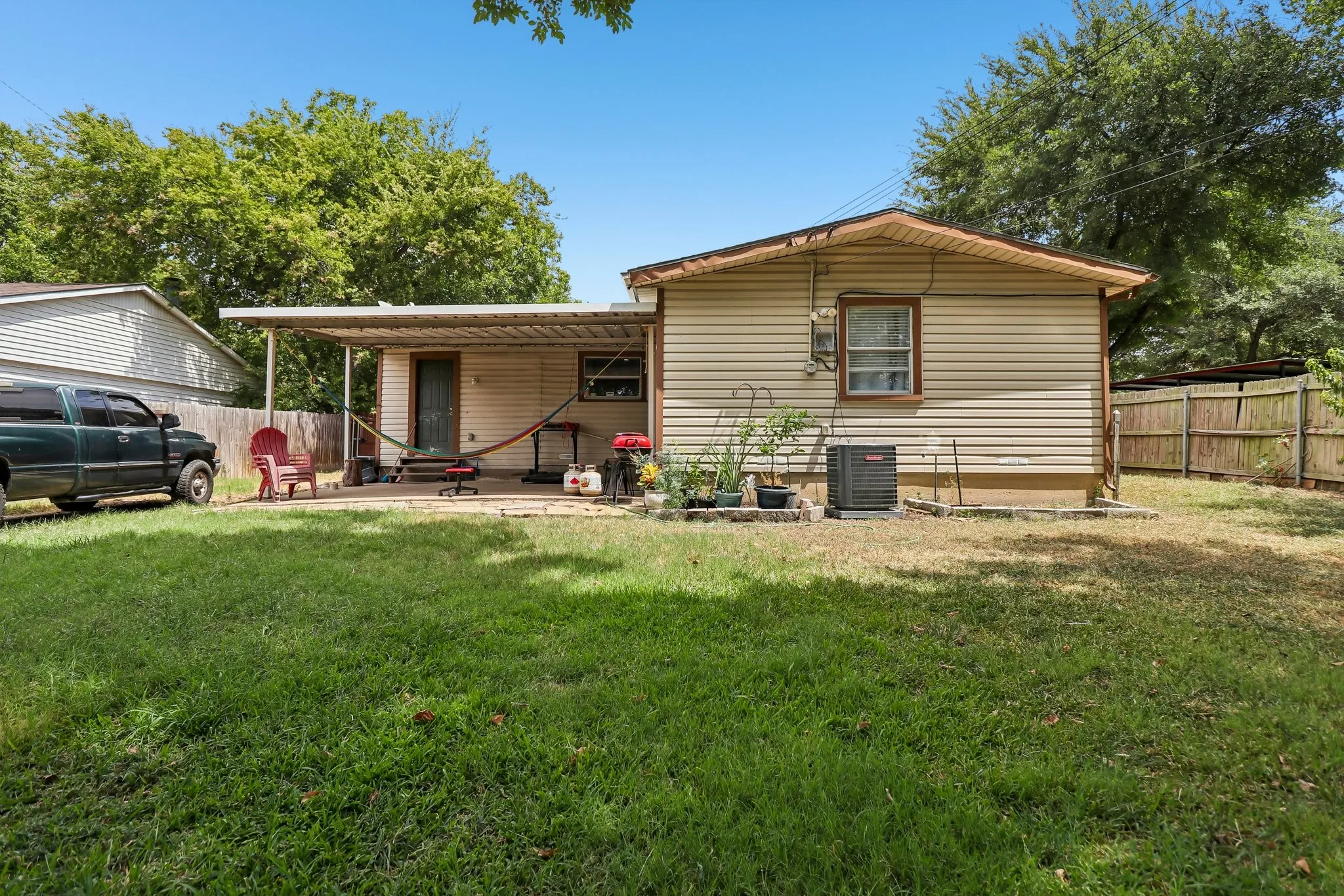 Single Family Residence For Sale in Tarrant County , 1812 Melissa Street, Arlington, Texas 76010, 3 Bedroom, 1 Bathroom, Garage spaces, 1,264 Sqft, built in 1956, mls#21277157, Real Estate Agent in Arlington, Homes For Sale in Tarrant county, Homes For Sale in Arlington, Realtor in Arlington Texas, Real Estate Brokerage Independent Realty Texas, Luminita Cordes Realtor
