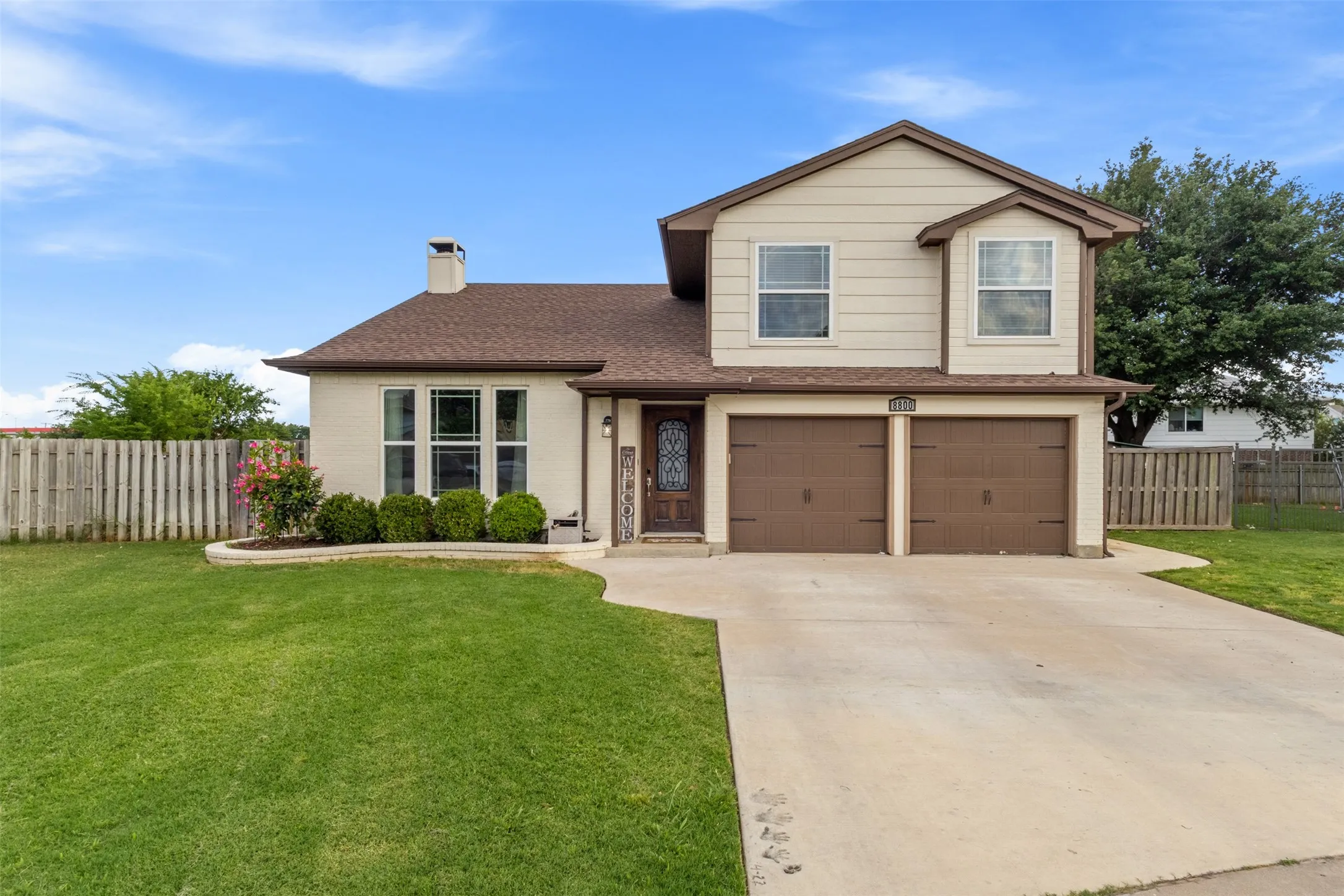 Single Family Residence For Sale in Tarrant County , 8800 Crestbrook Drive, Fort Worth, Texas 76179, 3 Bedroom, 3 Bathroom, 2 Garage spaces, 2,045 Sqft, built in 1994, Price $329,000, mls#21275431, Real Estate Agent in Fort Worth, Homes For Sale in Tarrant county, Homes For Sale in Fort Worth, Realtor in Fort Worth Texas, Real Estate Brokerage Independent Realty Texas, Luminita Cordes Realtor