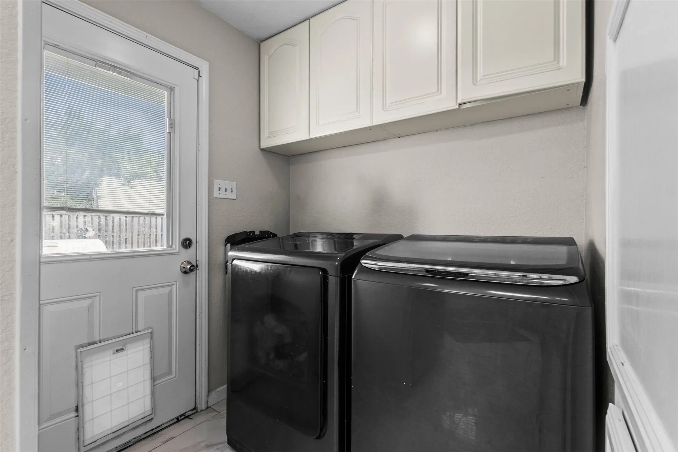 Single Family Residence For Sale in Tarrant County , 8800 Crestbrook Drive, Fort Worth, Texas 76179, 3 Bedroom, 3 Bathroom, 2 Garage spaces, 2,045 Sqft, built in 1994, Price $329,000, mls#21275431, Real Estate Agent in Fort Worth, Homes For Sale in Tarrant county, Homes For Sale in Fort Worth, Realtor in Fort Worth Texas, Real Estate Brokerage Independent Realty Texas, Luminita Cordes Realtor