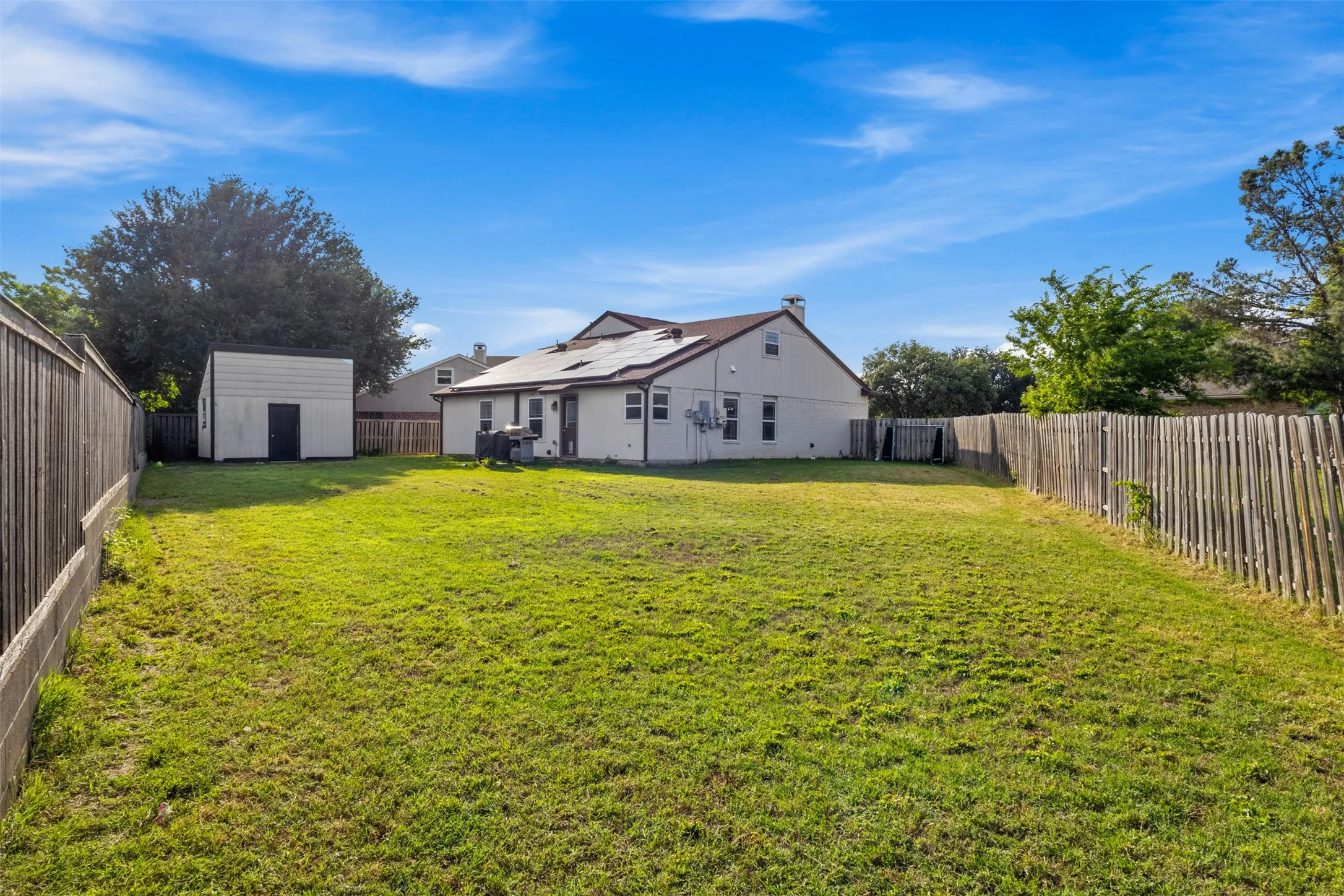 Single Family Residence For Sale in Tarrant County , 8800 Crestbrook Drive, Fort Worth, Texas 76179, 3 Bedroom, 3 Bathroom, 2 Garage spaces, 2,045 Sqft, built in 1994, Price $329,000, mls#21275431, Real Estate Agent in Fort Worth, Homes For Sale in Tarrant county, Homes For Sale in Fort Worth, Realtor in Fort Worth Texas, Real Estate Brokerage Independent Realty Texas, Luminita Cordes Realtor