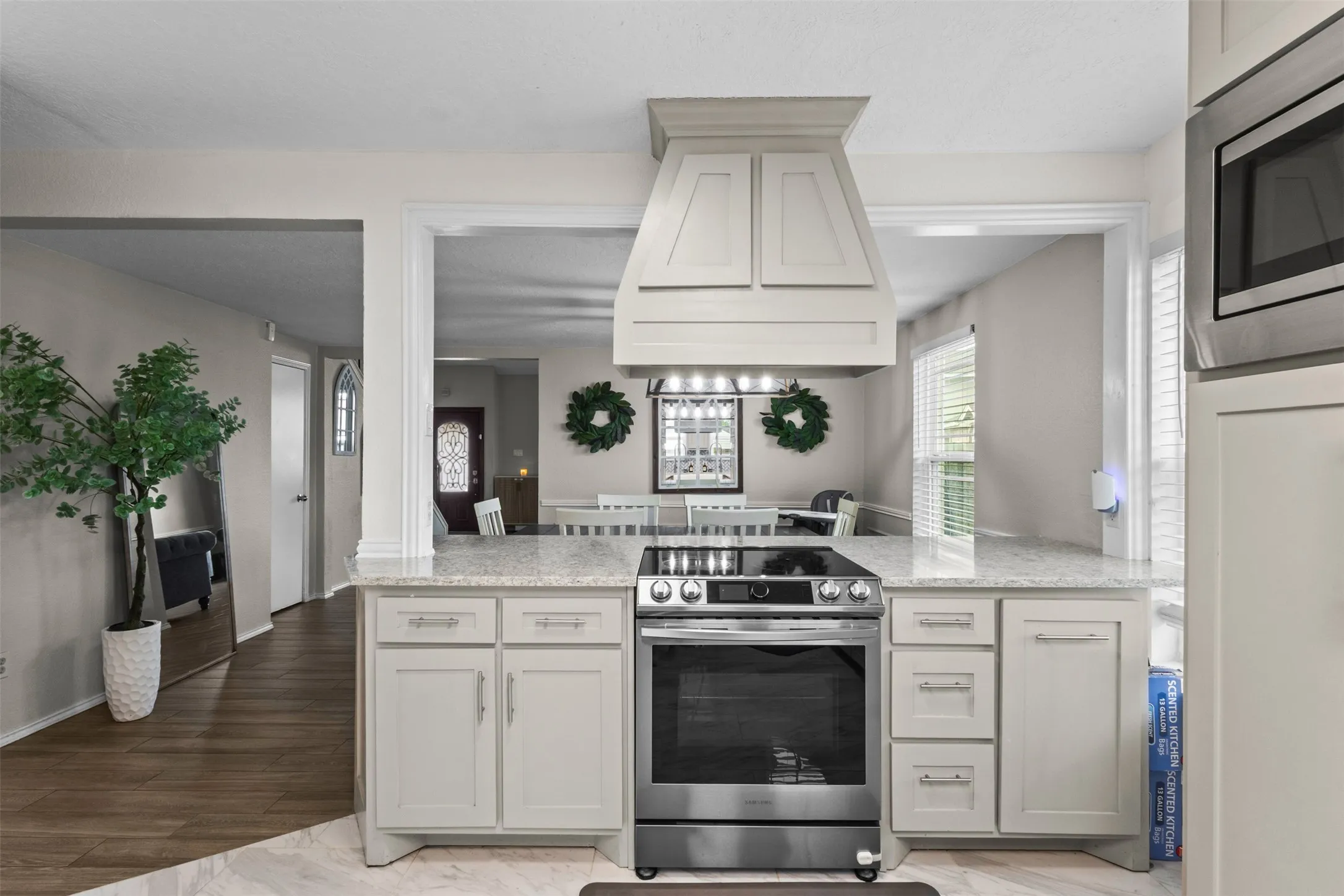Single Family Residence For Sale in Tarrant County , 8800 Crestbrook Drive, Fort Worth, Texas 76179, 3 Bedroom, 3 Bathroom, 2 Garage spaces, 2,045 Sqft, built in 1994, Price $329,000, mls#21275431, Real Estate Agent in Fort Worth, Homes For Sale in Tarrant county, Homes For Sale in Fort Worth, Realtor in Fort Worth Texas, Real Estate Brokerage Independent Realty Texas, Luminita Cordes Realtor