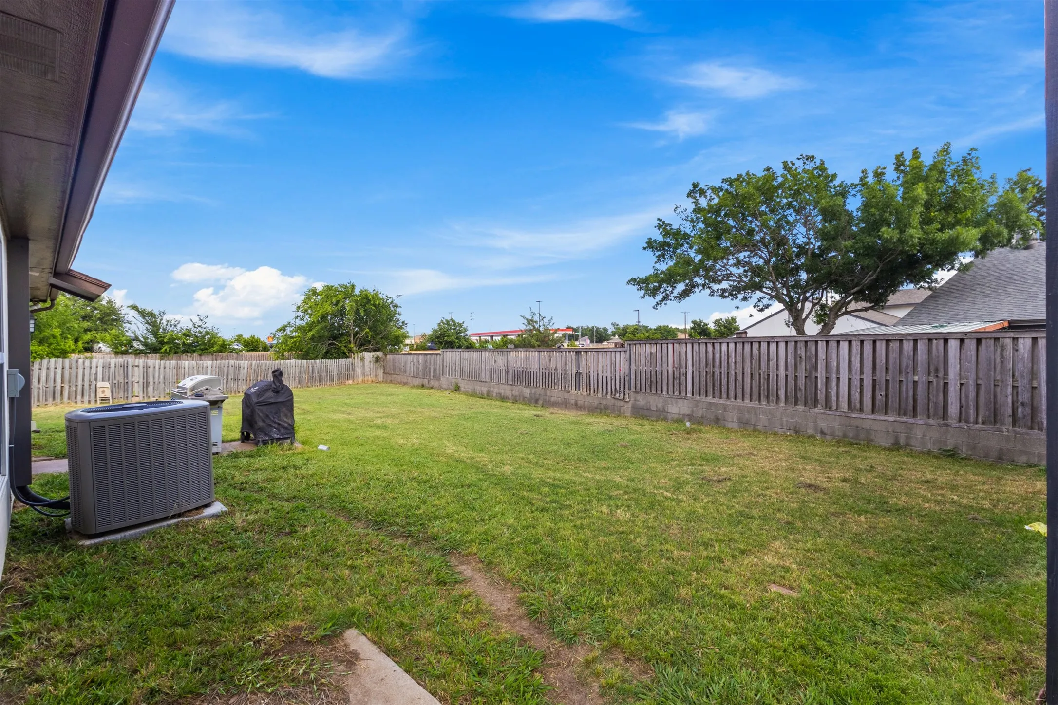 Single Family Residence For Sale in Tarrant County , 8800 Crestbrook Drive, Fort Worth, Texas 76179, 3 Bedroom, 3 Bathroom, 2 Garage spaces, 2,045 Sqft, built in 1994, Price $329,000, mls#21275431, Real Estate Agent in Fort Worth, Homes For Sale in Tarrant county, Homes For Sale in Fort Worth, Realtor in Fort Worth Texas, Real Estate Brokerage Independent Realty Texas, Luminita Cordes Realtor