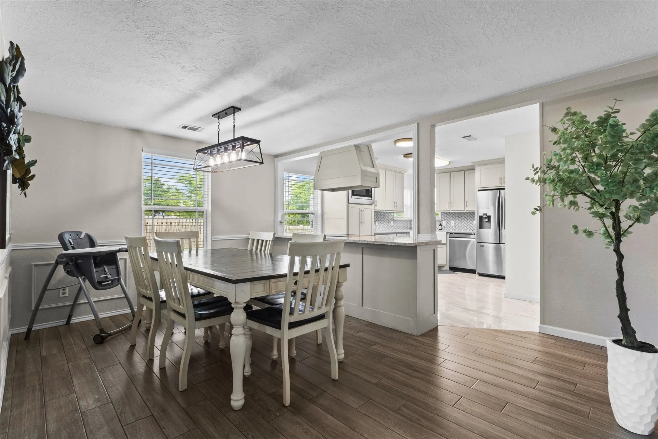 Single Family Residence For Sale in Tarrant County , 8800 Crestbrook Drive, Fort Worth, Texas 76179, 3 Bedroom, 3 Bathroom, 2 Garage spaces, 2,045 Sqft, built in 1994, Price $329,000, mls#21275431, Real Estate Agent in Fort Worth, Homes For Sale in Tarrant county, Homes For Sale in Fort Worth, Realtor in Fort Worth Texas, Real Estate Brokerage Independent Realty Texas, Luminita Cordes Realtor