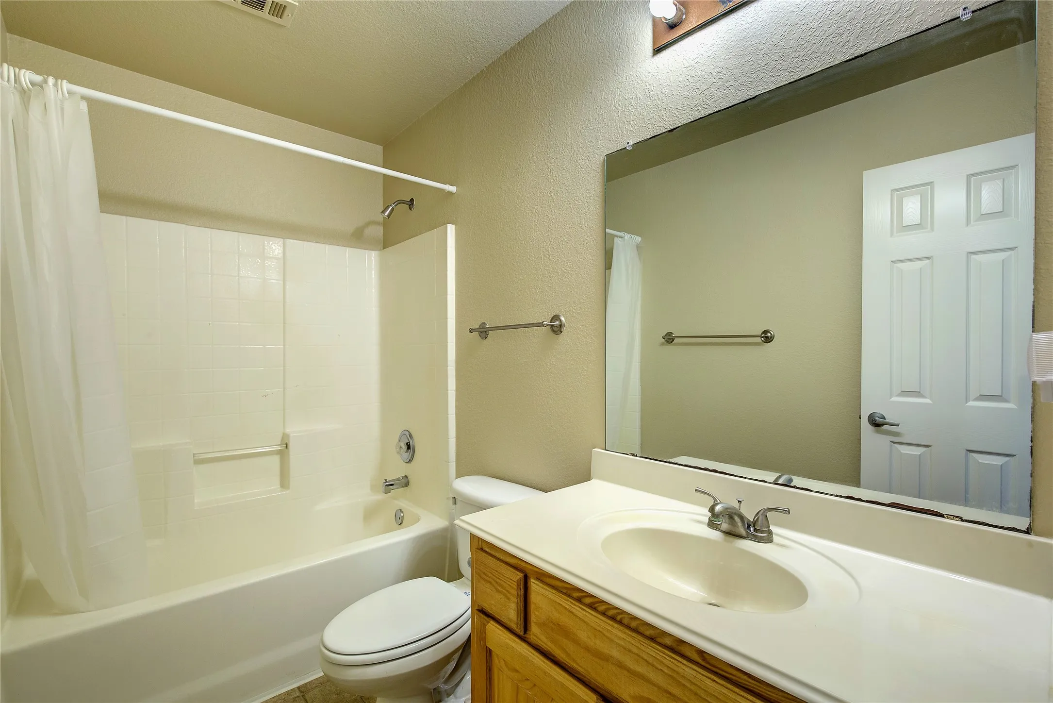 Single Family Residence For Sale in Kaufman County , 231 Willow Creek Lane, Terrell, Texas 75160, 3 Bedroom, 2 Bathroom, 2 Garage spaces, 1,363 Sqft, built in 2006, mls#21273829, Real Estate Agent in Terrell, Homes For Sale in Kaufman county, Homes For Sale in Terrell, Realtor in Terrell Texas, Real Estate Brokerage Independent Realty Texas, Luminita Cordes Realtor