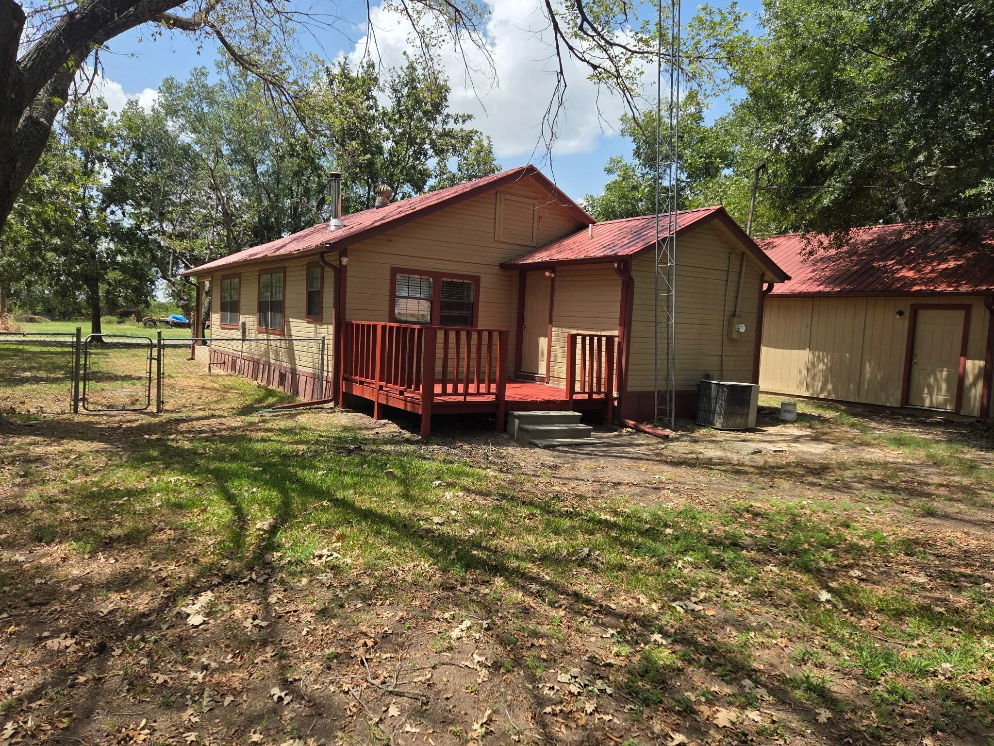 Single Family Residence For Sale in Hopkins County , 509 S Mill Street, Cumby, Texas 75433, 2 Bedroom, 1 Bathroom, 2 Garage spaces, 1,000 Sqft, built in 1945, mls#21277136, Real Estate Agent in Cumby, Homes For Sale in Hopkins county, Homes For Sale in Cumby, Realtor in Cumby Texas, Real Estate Brokerage Independent Realty Texas, Luminita Cordes Realtor