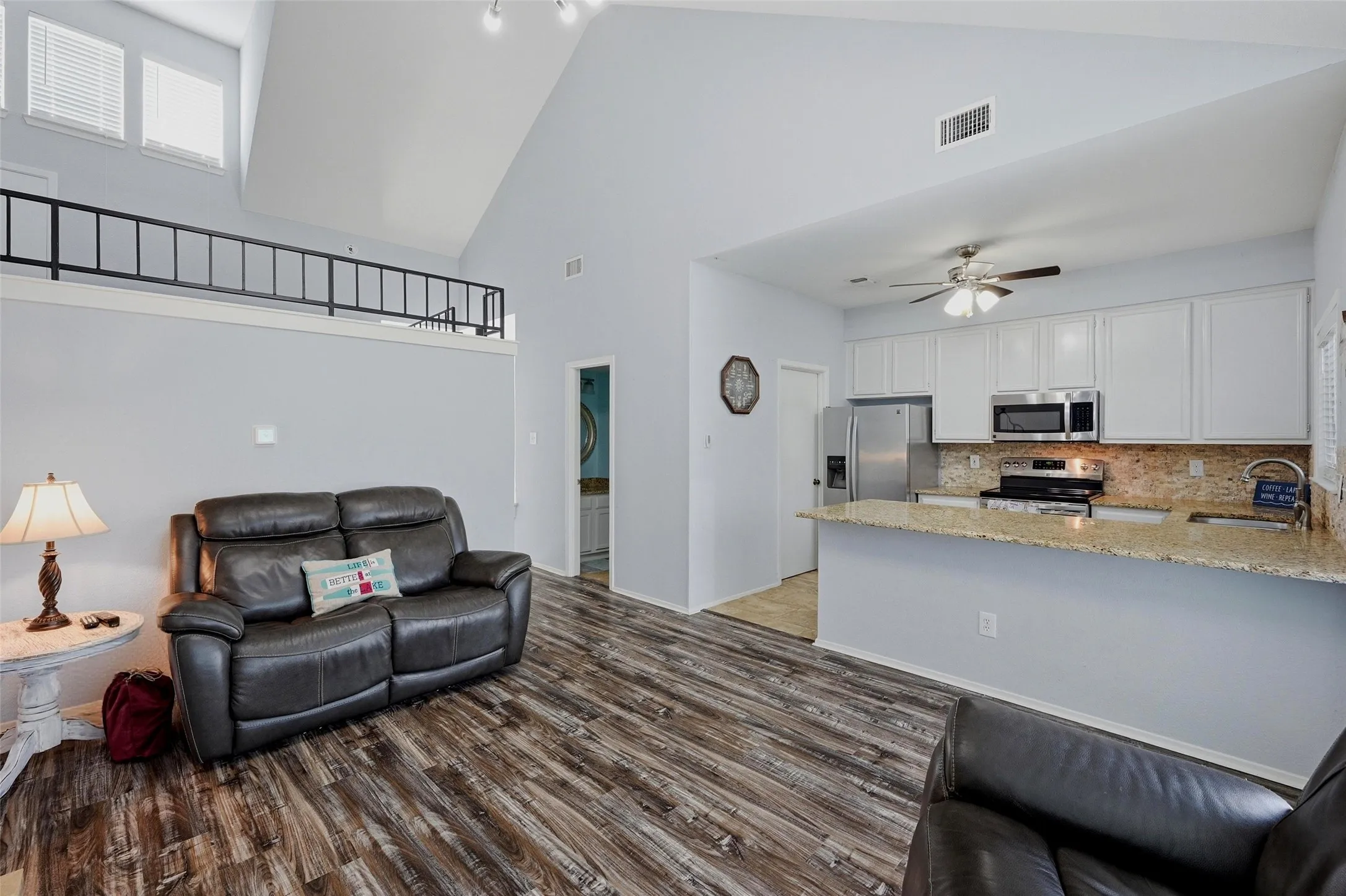 Townhouse For Sale in Grayson County , 110 Summer Place Circle, Pottsboro, Texas 75076, 2 Bedroom, 3 Bathroom, 1 Garage spaces, 1,211 Sqft, built in 1984, mls#21275251, Real Estate Agent in Pottsboro, Homes For Sale in Grayson county, Homes For Sale in Pottsboro, Realtor in Pottsboro Texas, Real Estate Brokerage Independent Realty Texas, Luminita Cordes Realtor