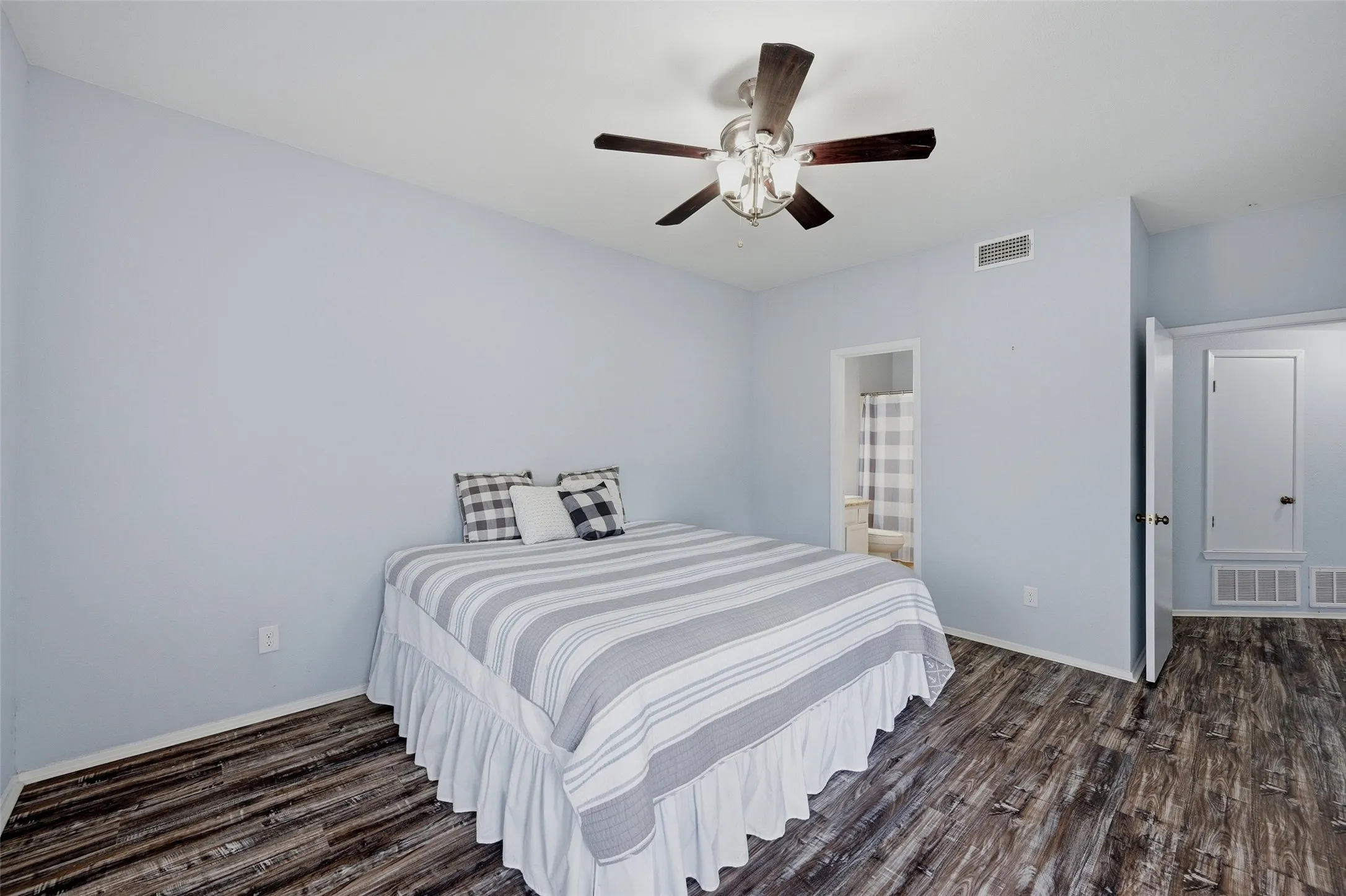 Townhouse For Sale in Grayson County , 110 Summer Place Circle, Pottsboro, Texas 75076, 2 Bedroom, 3 Bathroom, 1 Garage spaces, 1,211 Sqft, built in 1984, mls#21275251, Real Estate Agent in Pottsboro, Homes For Sale in Grayson county, Homes For Sale in Pottsboro, Realtor in Pottsboro Texas, Real Estate Brokerage Independent Realty Texas, Luminita Cordes Realtor