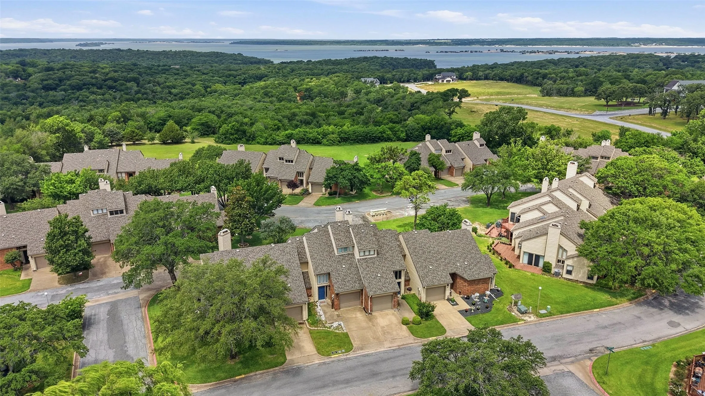 Townhouse For Sale in Grayson County , 110 Summer Place Circle, Pottsboro, Texas 75076, 2 Bedroom, 3 Bathroom, 1 Garage spaces, 1,211 Sqft, built in 1984, mls#21275251, Real Estate Agent in Pottsboro, Homes For Sale in Grayson county, Homes For Sale in Pottsboro, Realtor in Pottsboro Texas, Real Estate Brokerage Independent Realty Texas, Luminita Cordes Realtor