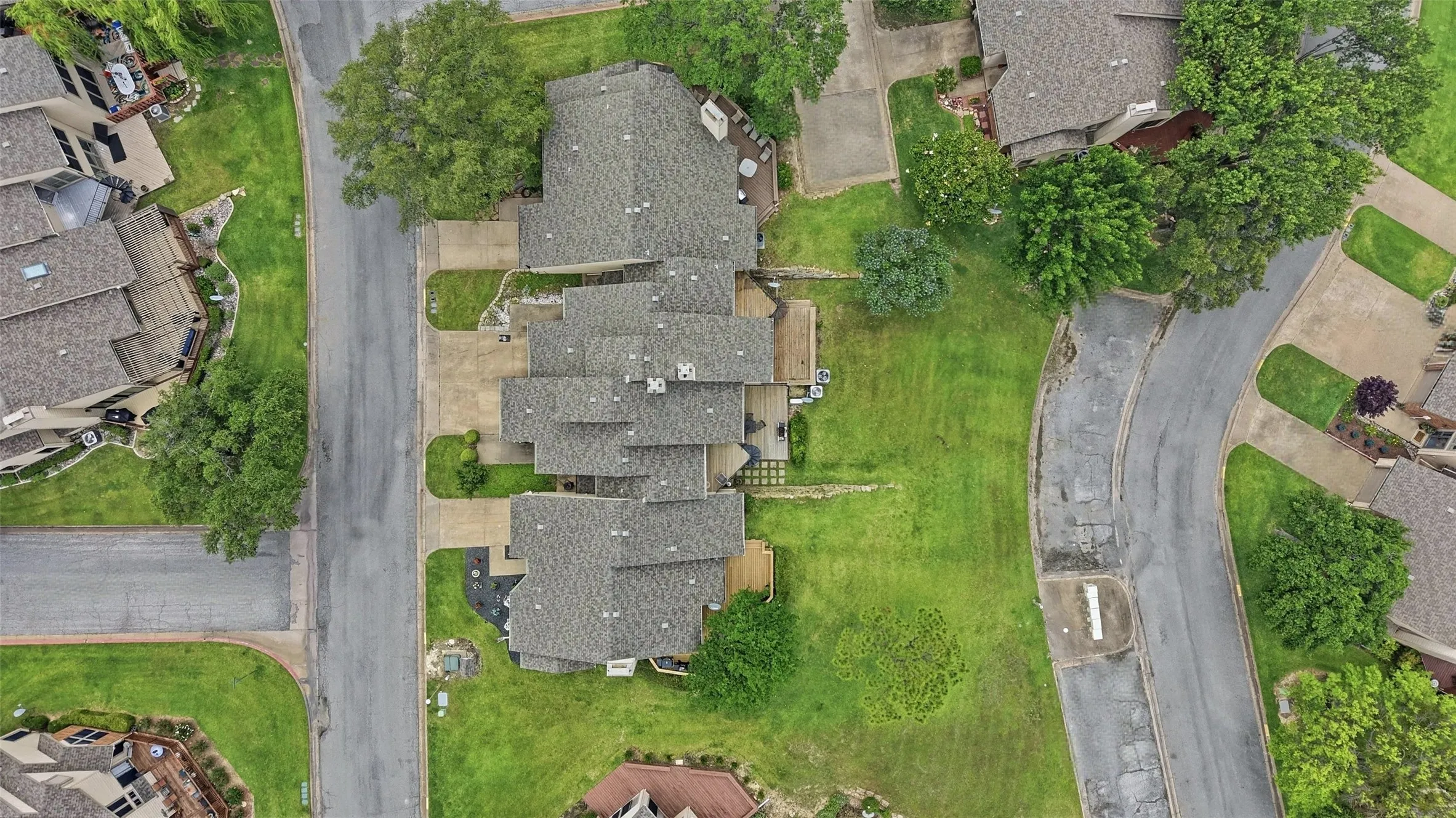 Townhouse For Sale in Grayson County , 110 Summer Place Circle, Pottsboro, Texas 75076, 2 Bedroom, 3 Bathroom, 1 Garage spaces, 1,211 Sqft, built in 1984, mls#21275251, Real Estate Agent in Pottsboro, Homes For Sale in Grayson county, Homes For Sale in Pottsboro, Realtor in Pottsboro Texas, Real Estate Brokerage Independent Realty Texas, Luminita Cordes Realtor