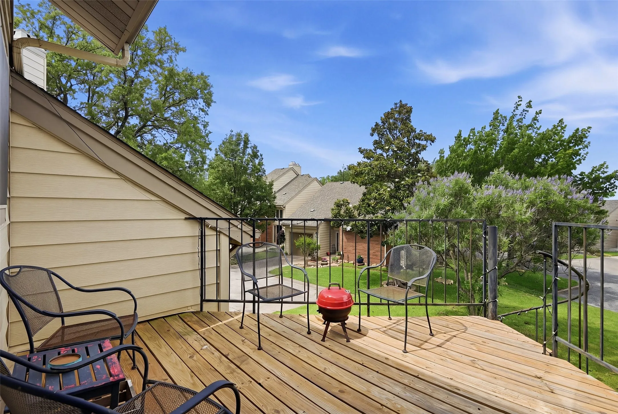 Townhouse For Sale in Grayson County , 110 Summer Place Circle, Pottsboro, Texas 75076, 2 Bedroom, 3 Bathroom, 1 Garage spaces, 1,211 Sqft, built in 1984, mls#21275251, Real Estate Agent in Pottsboro, Homes For Sale in Grayson county, Homes For Sale in Pottsboro, Realtor in Pottsboro Texas, Real Estate Brokerage Independent Realty Texas, Luminita Cordes Realtor