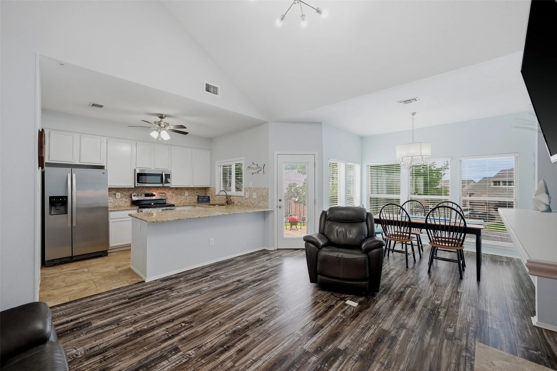 Townhouse For Sale in Grayson County , 110 Summer Place Circle, Pottsboro, Texas 75076, 2 Bedroom, 3 Bathroom, 1 Garage spaces, 1,211 Sqft, built in 1984, mls#21275251, Real Estate Agent in Pottsboro, Homes For Sale in Grayson county, Homes For Sale in Pottsboro, Realtor in Pottsboro Texas, Real Estate Brokerage Independent Realty Texas, Luminita Cordes Realtor