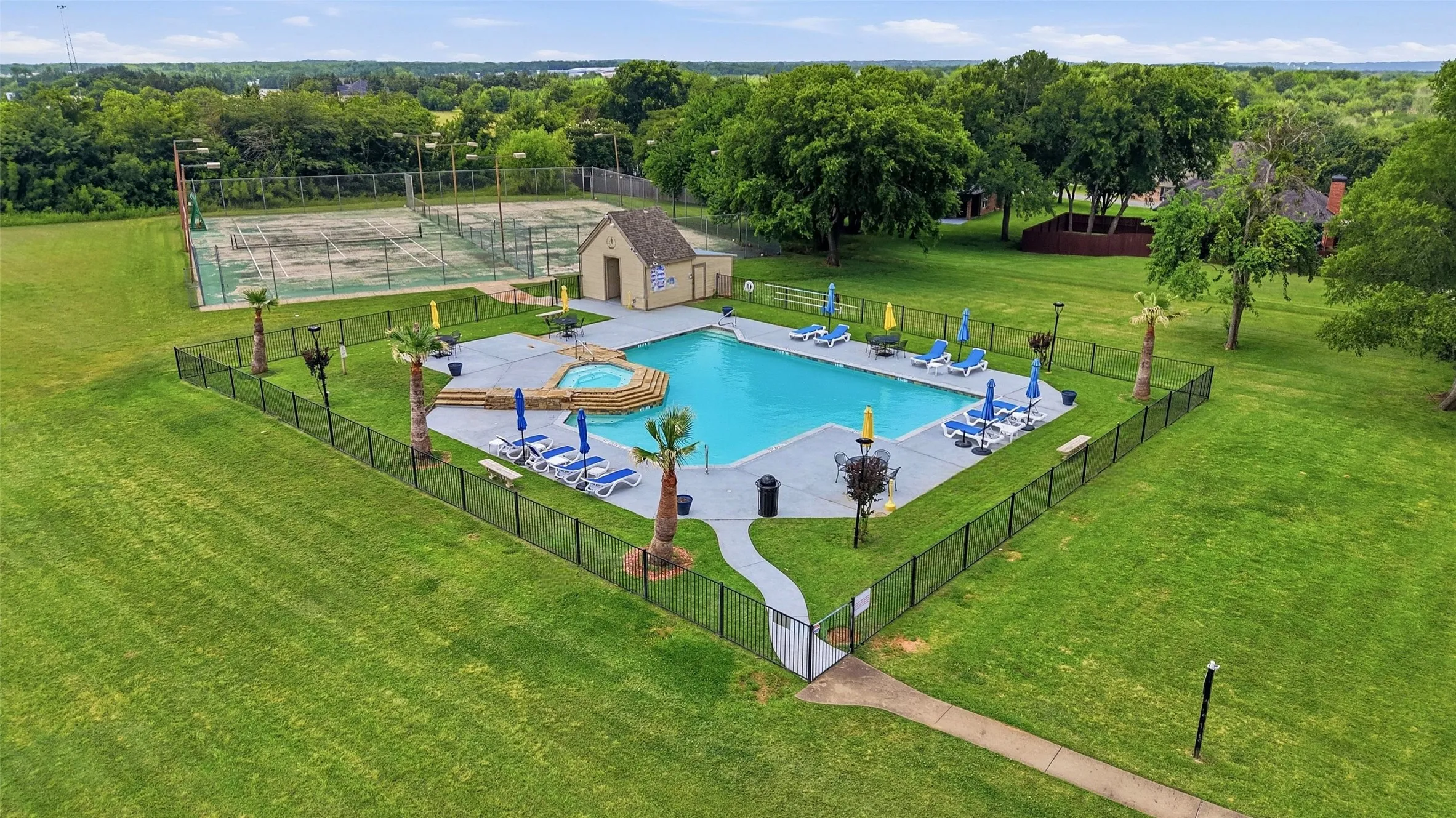 Townhouse For Sale in Grayson County , 110 Summer Place Circle, Pottsboro, Texas 75076, 2 Bedroom, 3 Bathroom, 1 Garage spaces, 1,211 Sqft, built in 1984, mls#21275251, Real Estate Agent in Pottsboro, Homes For Sale in Grayson county, Homes For Sale in Pottsboro, Realtor in Pottsboro Texas, Real Estate Brokerage Independent Realty Texas, Luminita Cordes Realtor