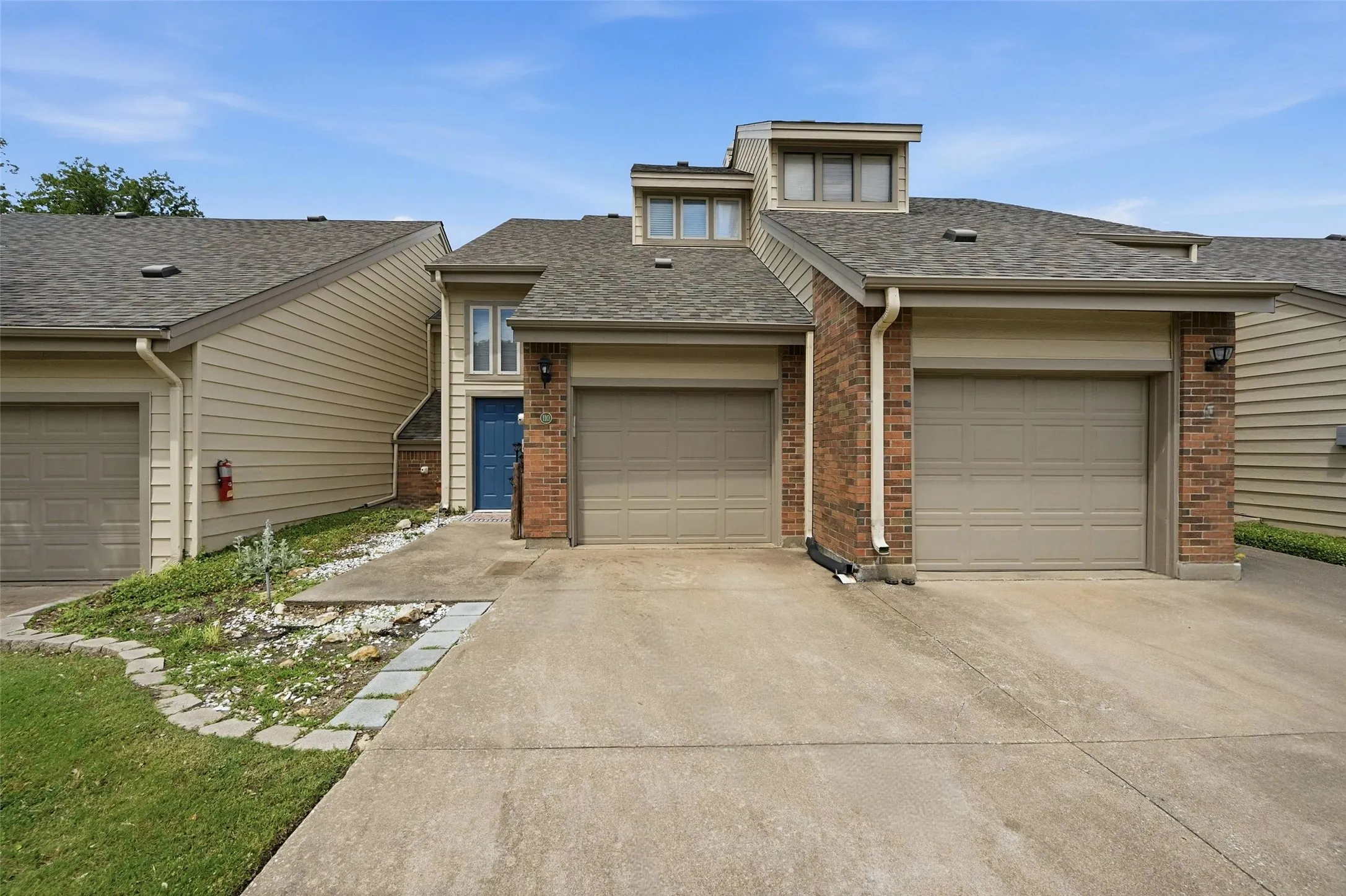 Townhouse For Sale in Grayson County , 110 Summer Place Circle, Pottsboro, Texas 75076, 2 Bedroom, 3 Bathroom, 1 Garage spaces, 1,211 Sqft, built in 1984, mls#21275251, Real Estate Agent in Pottsboro, Homes For Sale in Grayson county, Homes For Sale in Pottsboro, Realtor in Pottsboro Texas, Real Estate Brokerage Independent Realty Texas, Luminita Cordes Realtor