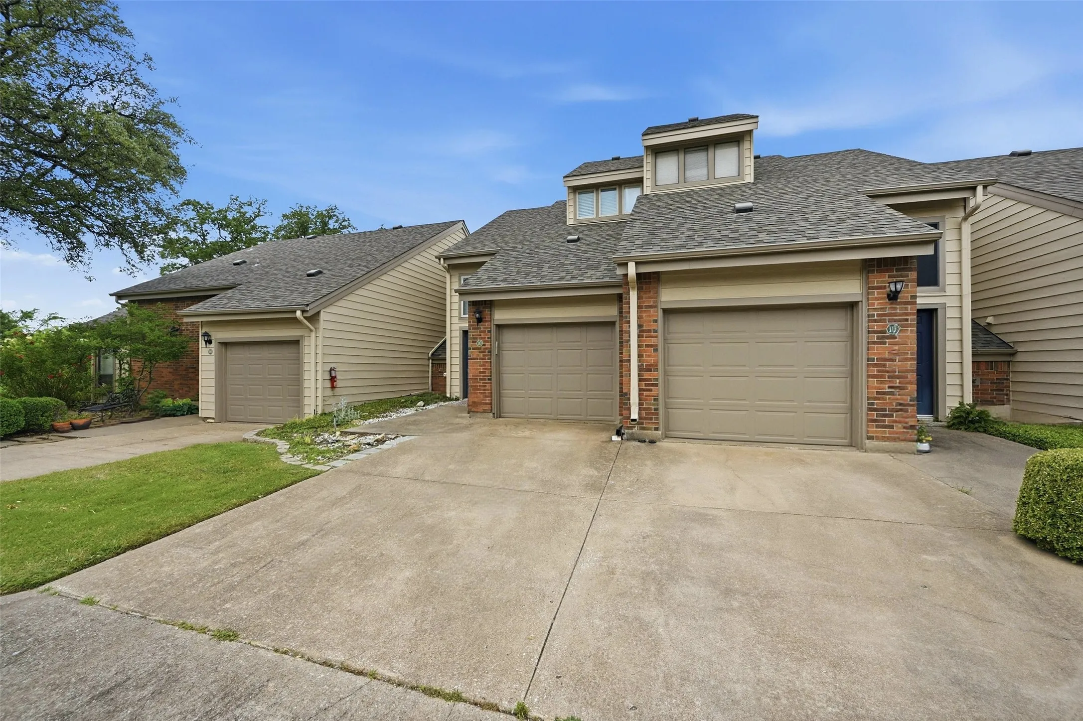 Townhouse For Sale in Grayson County , 110 Summer Place Circle, Pottsboro, Texas 75076, 2 Bedroom, 3 Bathroom, 1 Garage spaces, 1,211 Sqft, built in 1984, mls#21275251, Real Estate Agent in Pottsboro, Homes For Sale in Grayson county, Homes For Sale in Pottsboro, Realtor in Pottsboro Texas, Real Estate Brokerage Independent Realty Texas, Luminita Cordes Realtor