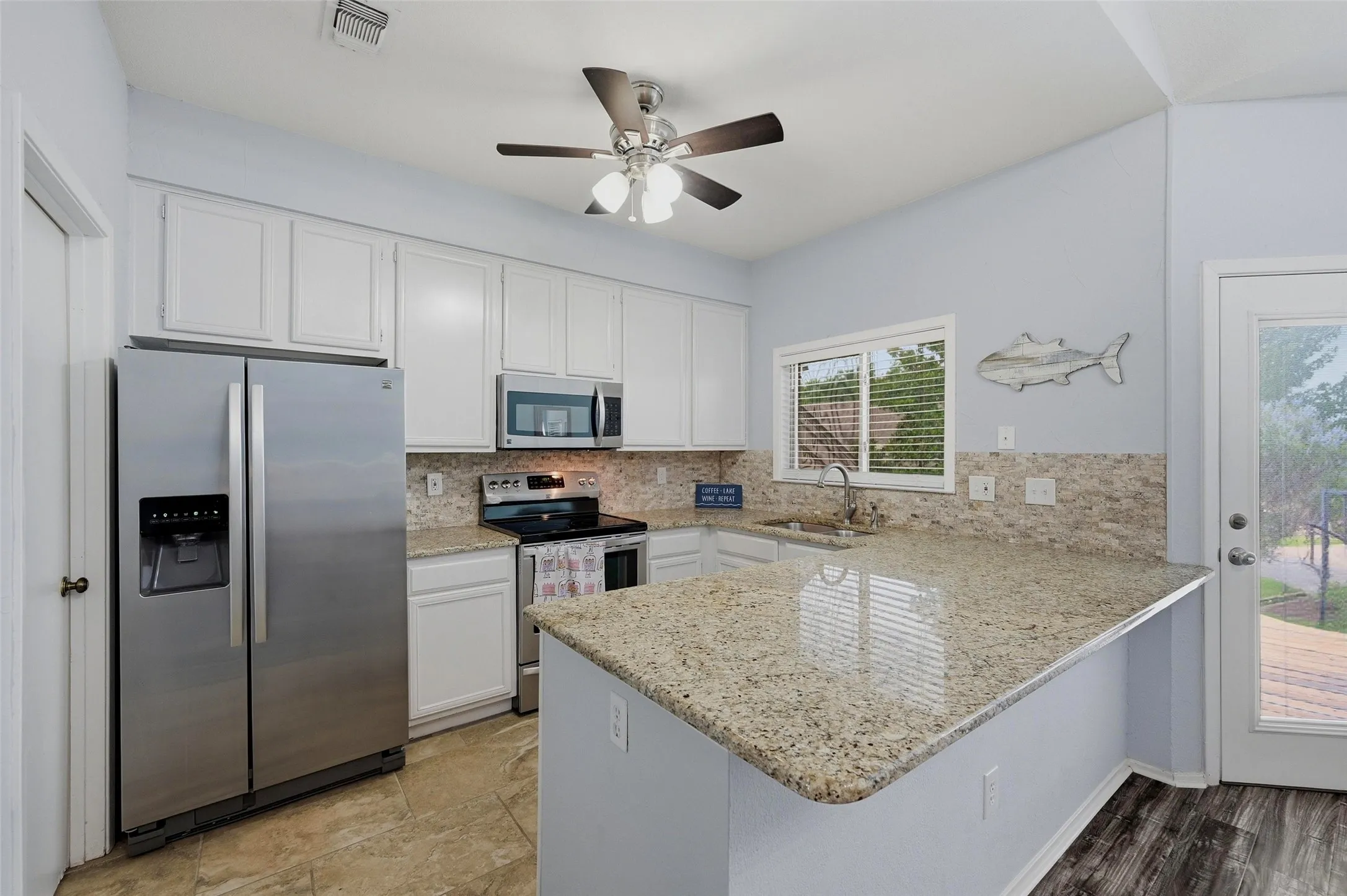 Townhouse For Sale in Grayson County , 110 Summer Place Circle, Pottsboro, Texas 75076, 2 Bedroom, 3 Bathroom, 1 Garage spaces, 1,211 Sqft, built in 1984, mls#21275251, Real Estate Agent in Pottsboro, Homes For Sale in Grayson county, Homes For Sale in Pottsboro, Realtor in Pottsboro Texas, Real Estate Brokerage Independent Realty Texas, Luminita Cordes Realtor