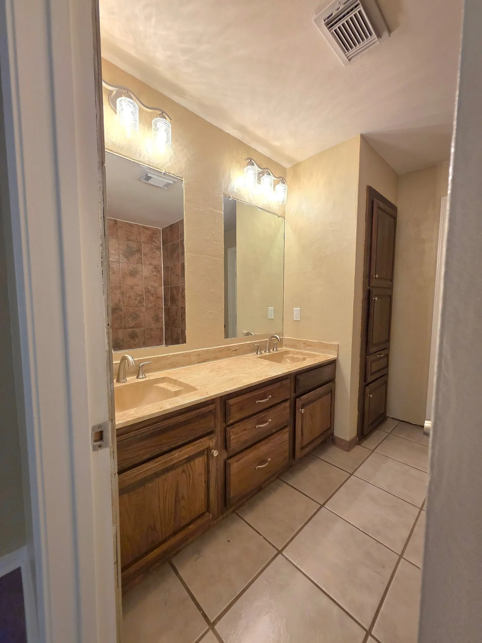 Condominium For Sale in Tarrant County , 1308 Memory Lane 5111, Arlington, Texas 76011, 2 Bedroom, 2 Bathroom, Garage spaces, 1,025 Sqft, built in 1983, mls#21276517, Real Estate Agent in Arlington, Homes For Sale in Tarrant county, Homes For Sale in Arlington, Realtor in Arlington Texas, Real Estate Brokerage Independent Realty Texas, Luminita Cordes Realtor