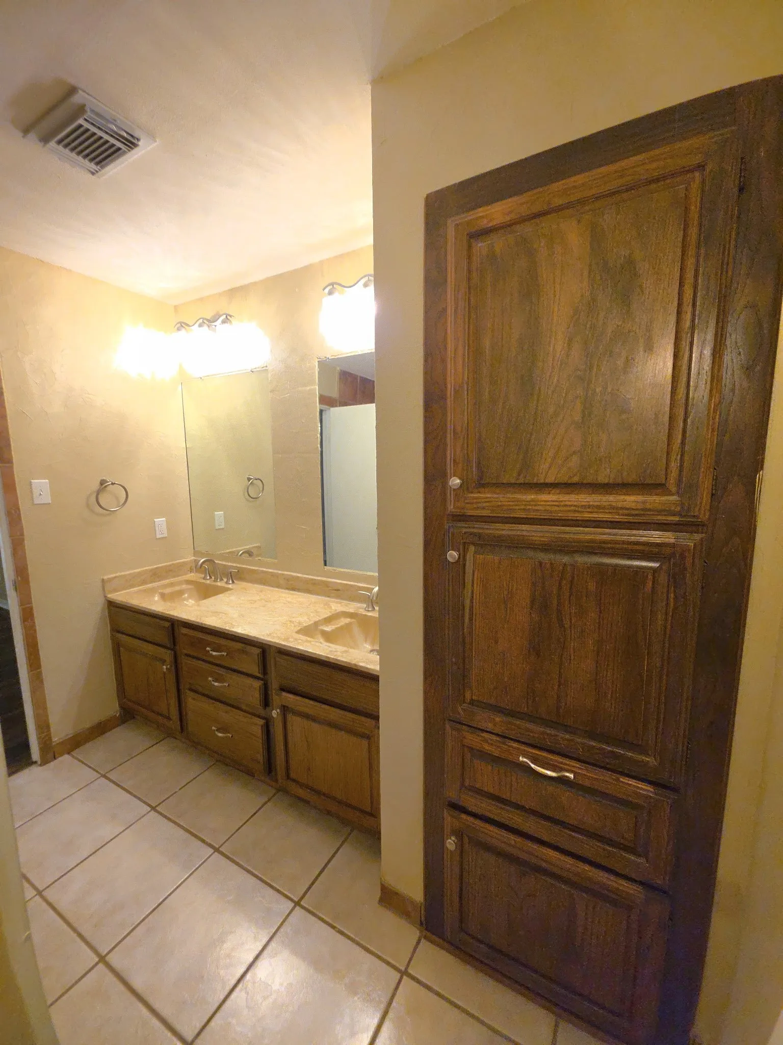 Condominium For Sale in Tarrant County , 1308 Memory Lane 5111, Arlington, Texas 76011, 2 Bedroom, 2 Bathroom, Garage spaces, 1,025 Sqft, built in 1983, mls#21276517, Real Estate Agent in Arlington, Homes For Sale in Tarrant county, Homes For Sale in Arlington, Realtor in Arlington Texas, Real Estate Brokerage Independent Realty Texas, Luminita Cordes Realtor