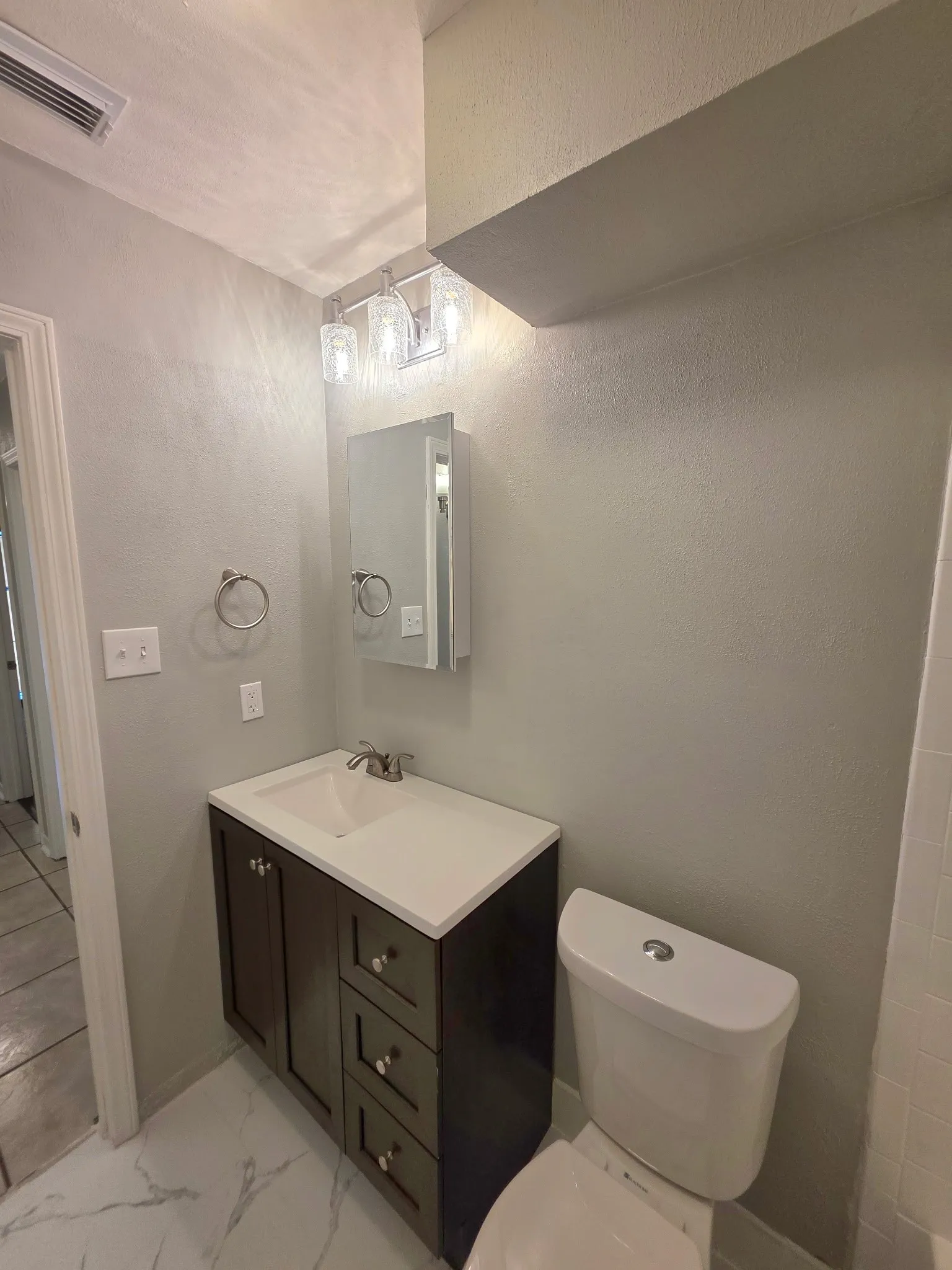 Condominium For Sale in Tarrant County , 1308 Memory Lane 5111, Arlington, Texas 76011, 2 Bedroom, 2 Bathroom, Garage spaces, 1,025 Sqft, built in 1983, mls#21276517, Real Estate Agent in Arlington, Homes For Sale in Tarrant county, Homes For Sale in Arlington, Realtor in Arlington Texas, Real Estate Brokerage Independent Realty Texas, Luminita Cordes Realtor