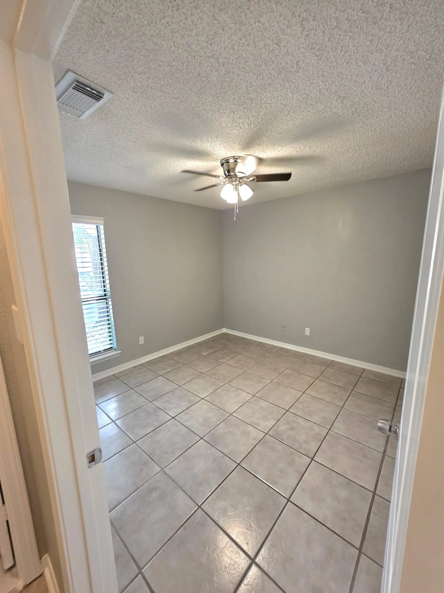 Condominium For Sale in Tarrant County , 1308 Memory Lane 5111, Arlington, Texas 76011, 2 Bedroom, 2 Bathroom, Garage spaces, 1,025 Sqft, built in 1983, mls#21276517, Real Estate Agent in Arlington, Homes For Sale in Tarrant county, Homes For Sale in Arlington, Realtor in Arlington Texas, Real Estate Brokerage Independent Realty Texas, Luminita Cordes Realtor
