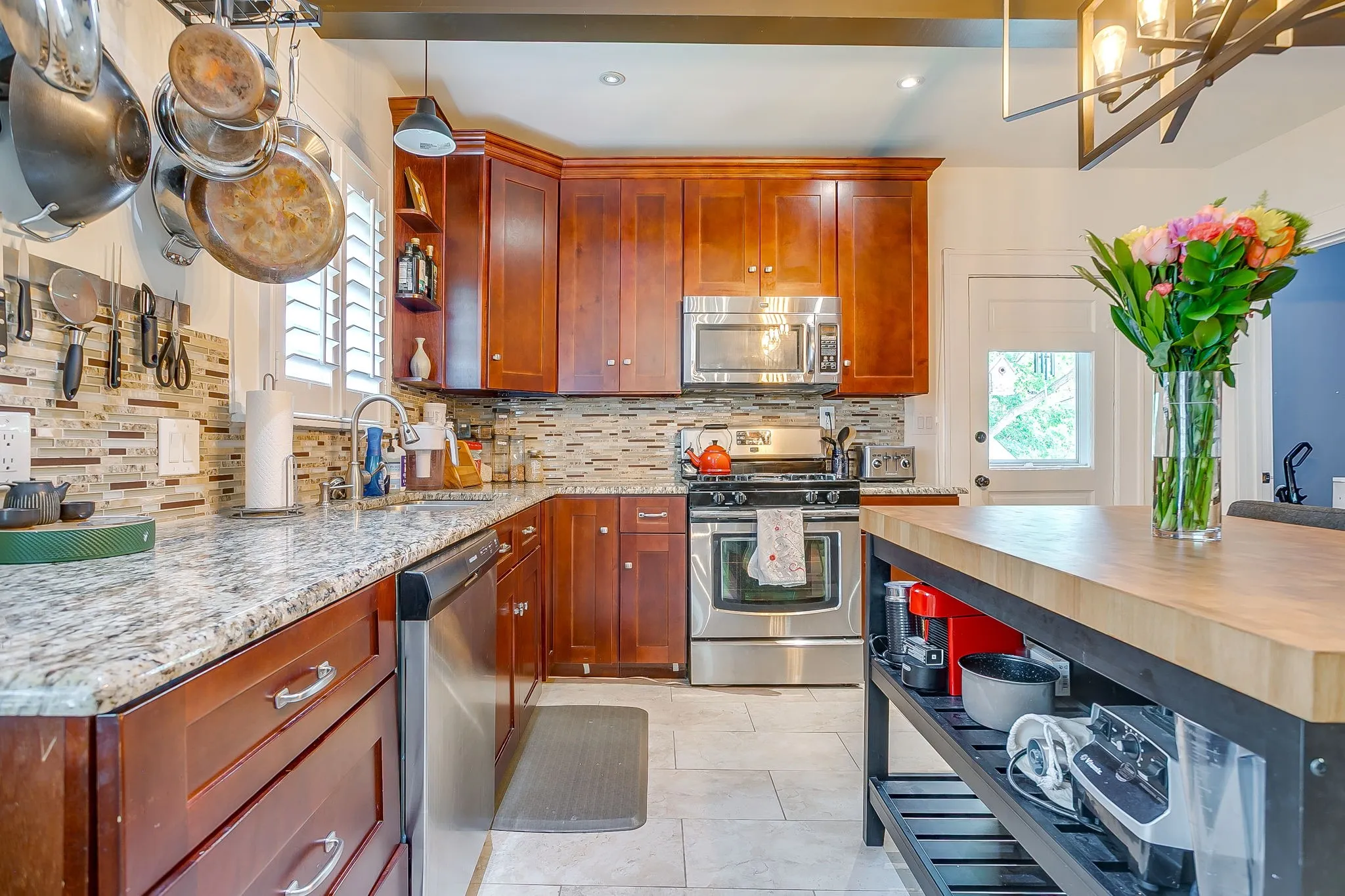 Single Family Residence For Rent in Tarrant County , 2200 W Magnolia Avenue, Fort Worth, Texas 76110, 2 Bedroom, 2 Bathroom, 1 Garage spaces, 1,455 Sqft, built in 1919, mls#21276982, Real Estate Agent in Fort Worth, Homes For Rent in Tarrant county, Homes For Rent in Fort Worth, Realtor in Fort Worth Texas, Real Estate Brokerage Independent Realty Texas, Luminita Cordes Realtor