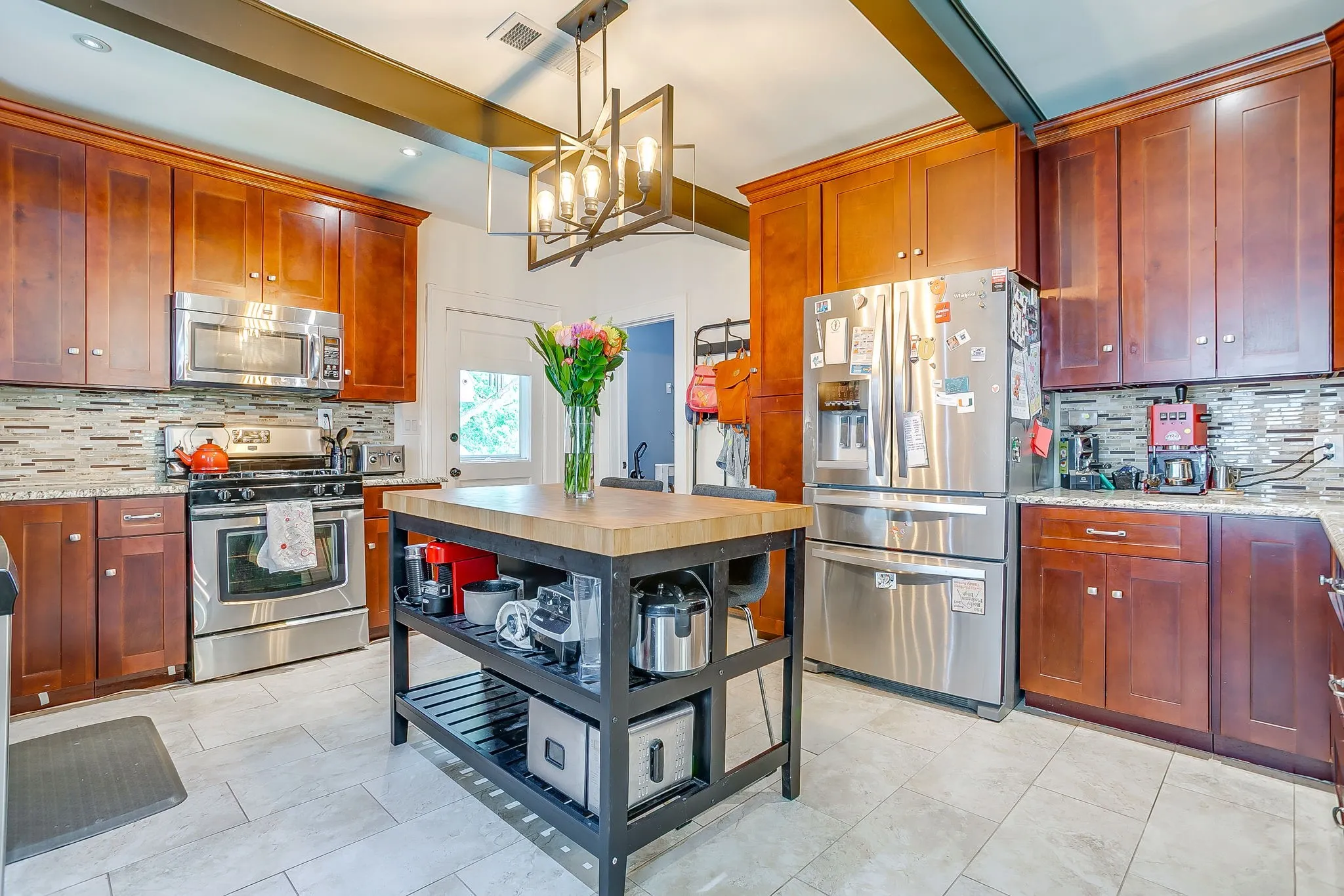 Single Family Residence For Rent in Tarrant County , 2200 W Magnolia Avenue, Fort Worth, Texas 76110, 2 Bedroom, 2 Bathroom, 1 Garage spaces, 1,455 Sqft, built in 1919, mls#21276982, Real Estate Agent in Fort Worth, Homes For Rent in Tarrant county, Homes For Rent in Fort Worth, Realtor in Fort Worth Texas, Real Estate Brokerage Independent Realty Texas, Luminita Cordes Realtor