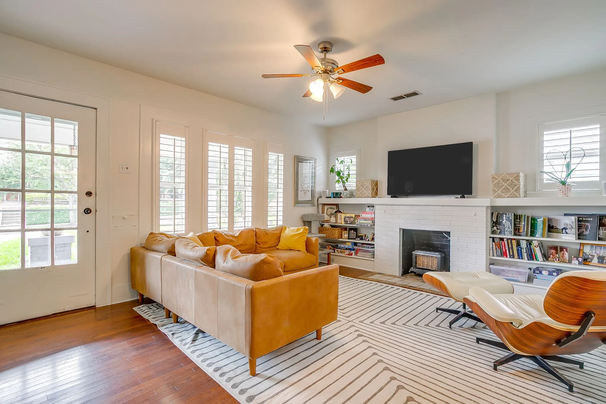 Single Family Residence For Rent in Tarrant County , 2200 W Magnolia Avenue, Fort Worth, Texas 76110, 2 Bedroom, 2 Bathroom, 1 Garage spaces, 1,455 Sqft, built in 1919, mls#21276982, Real Estate Agent in Fort Worth, Homes For Rent in Tarrant county, Homes For Rent in Fort Worth, Realtor in Fort Worth Texas, Real Estate Brokerage Independent Realty Texas, Luminita Cordes Realtor