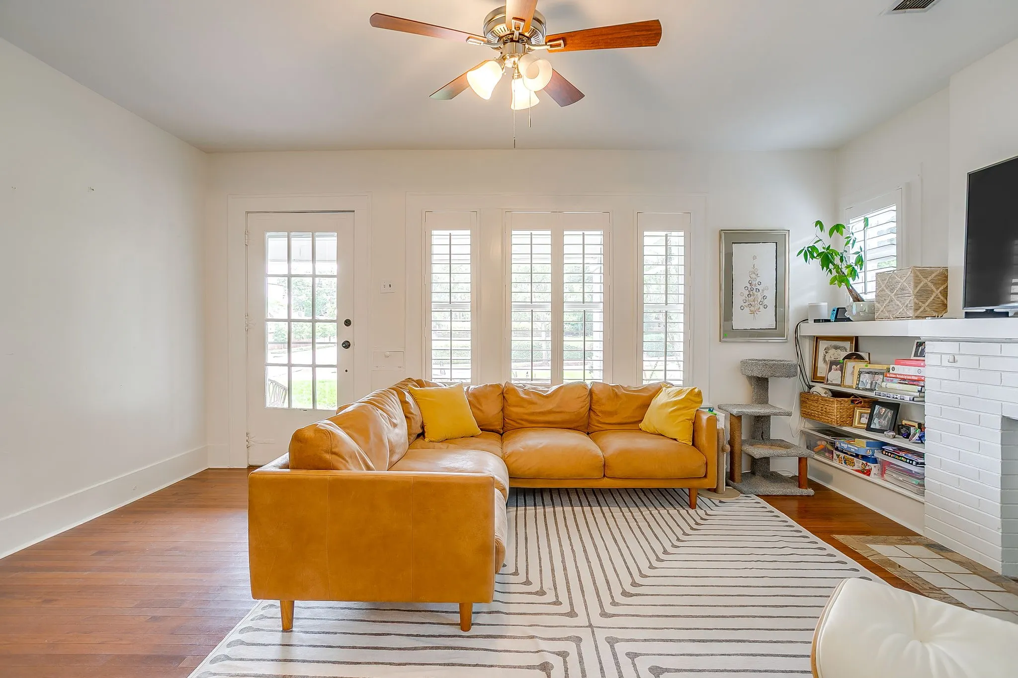 Single Family Residence For Rent in Tarrant County , 2200 W Magnolia Avenue, Fort Worth, Texas 76110, 2 Bedroom, 2 Bathroom, 1 Garage spaces, 1,455 Sqft, built in 1919, mls#21276982, Real Estate Agent in Fort Worth, Homes For Rent in Tarrant county, Homes For Rent in Fort Worth, Realtor in Fort Worth Texas, Real Estate Brokerage Independent Realty Texas, Luminita Cordes Realtor