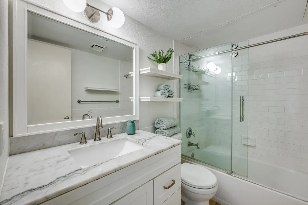 Condominium For Sale in Dallas County , 5926 Sandhurst Lane 124, Dallas, Texas 75206, 2 Bedroom, 2 Bathroom, Garage spaces, 1,046 Sqft, built in 1967, mls#21275867, Real Estate Agent in Dallas, Homes For Sale in Dallas county, Homes For Sale in Dallas, Realtor in Dallas Texas, Real Estate Brokerage Independent Realty Texas, Luminita Cordes Realtor